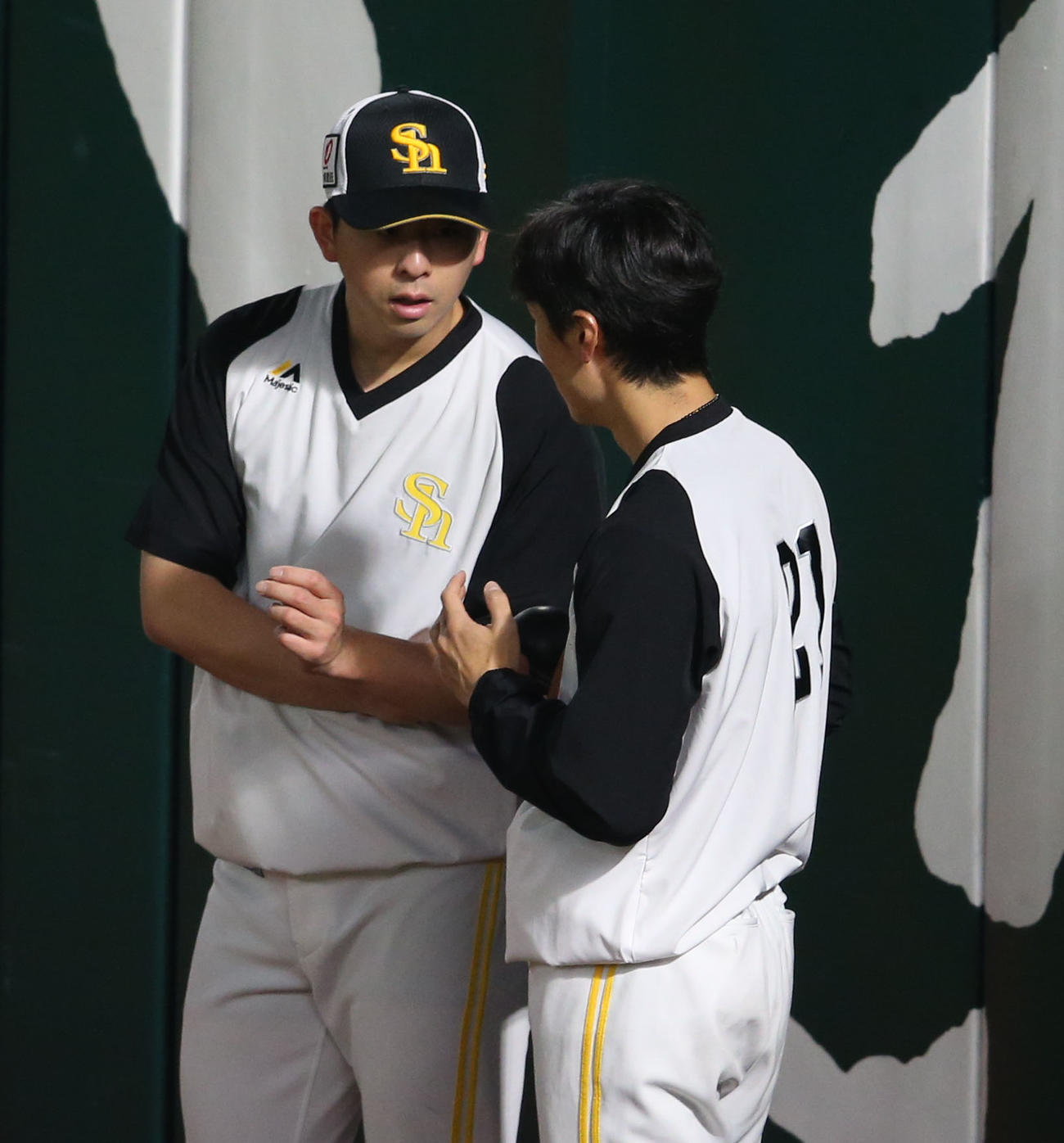 ソフトバンク大関と和田は話をする（撮影・冨田成美）