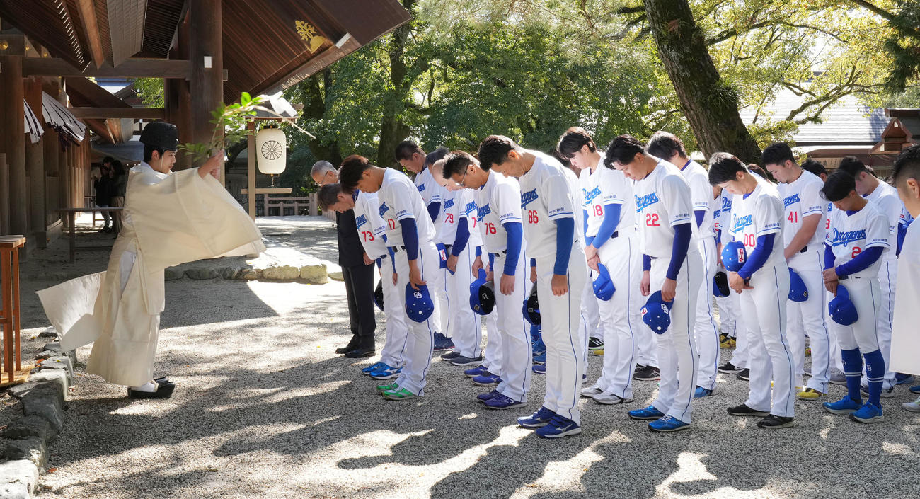 参拝に訪れ御祓いを受ける立浪監督ら中日ナイン（撮影・森本幸一）