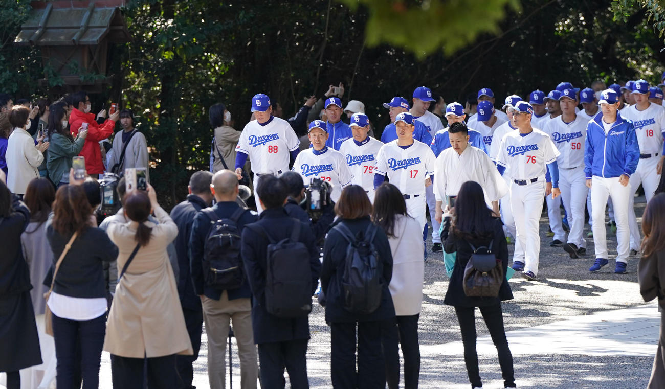 参拝に訪れた立浪監督ら中日ナイン（撮影・森本幸一）