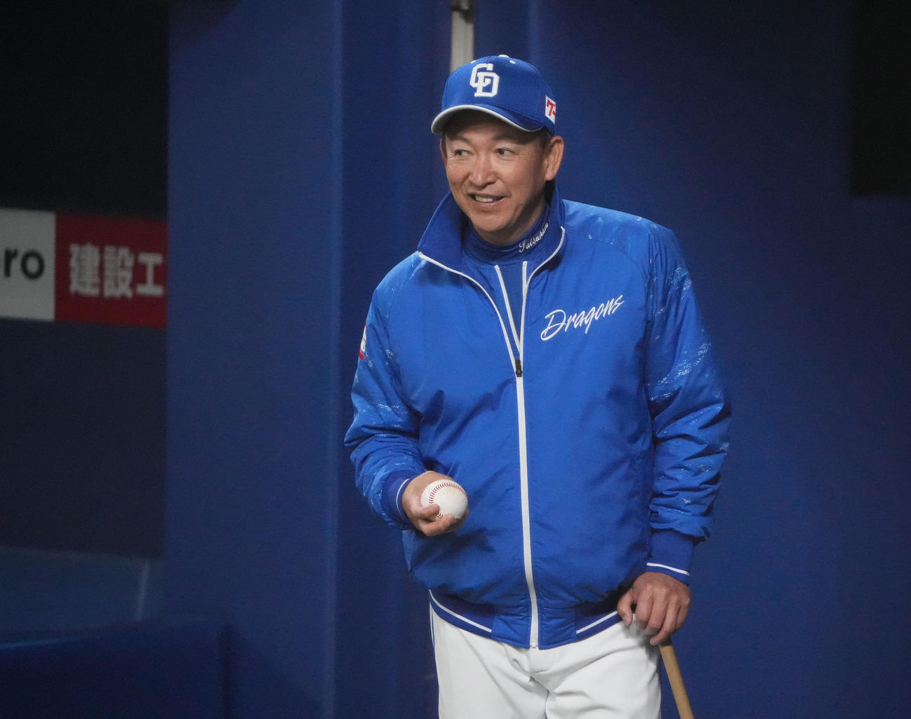 練習を見つめる立浪監督（撮影・森本幸一）