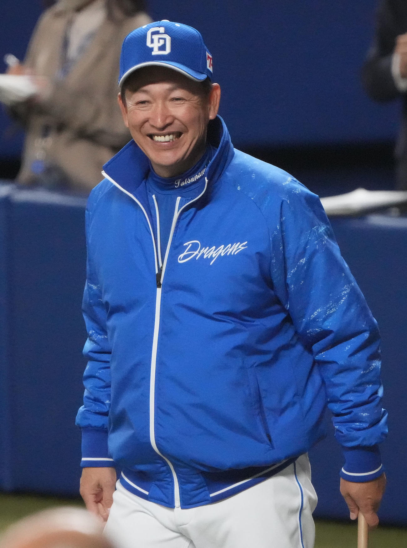 練習の合間に笑顔を見せる立浪監督（撮影・森本幸一）