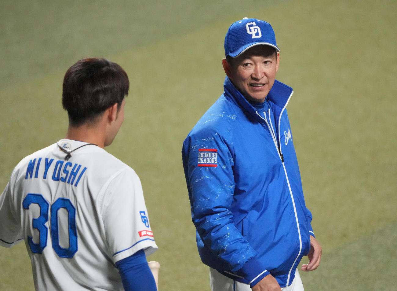 三好と言葉を交わす立浪監督（右）（撮影・森本幸一）