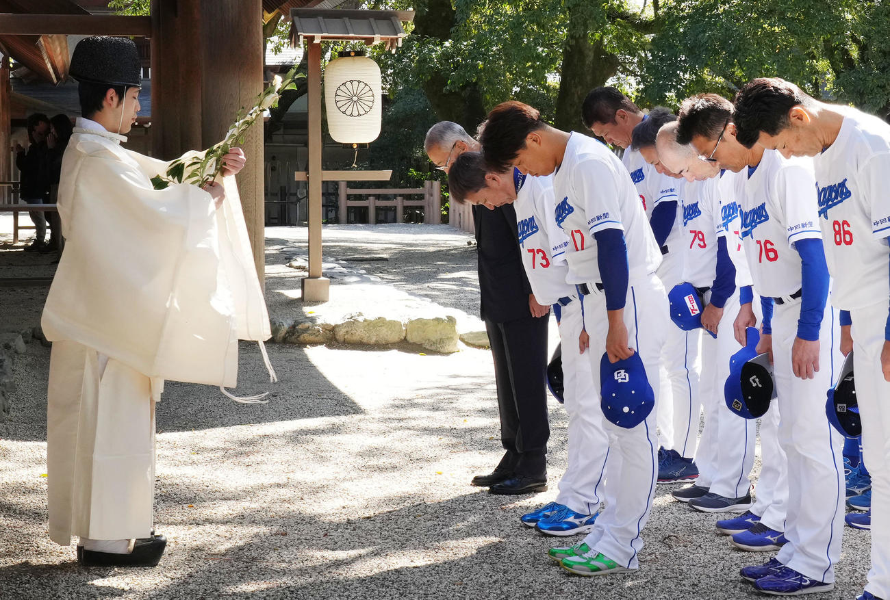 参拝に訪れ御祓いを受ける立浪監督ら中日ナイン（撮影・森本幸一）
