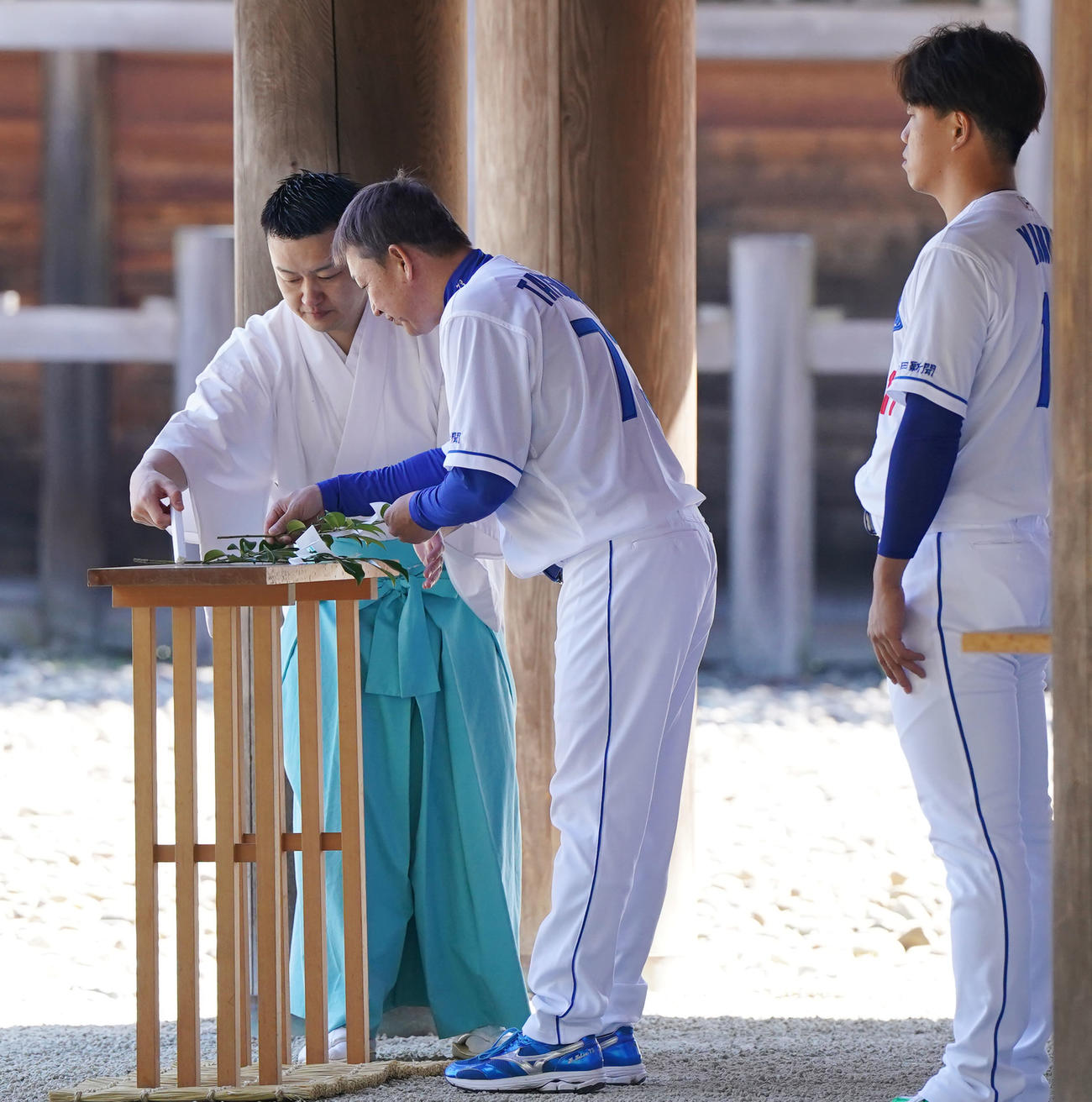 参拝に訪れ玉串を奉納をする立浪監督（中央）（撮影・森本幸一）