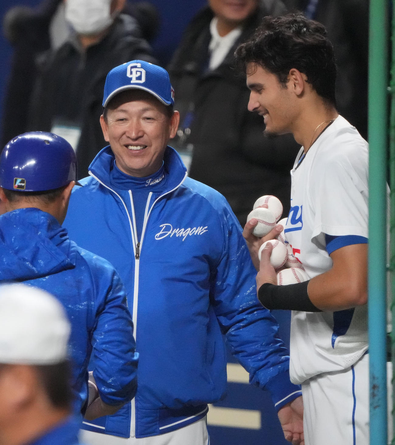 ロドリゲスと談笑する立浪監督（中央）（撮影・森本幸一）