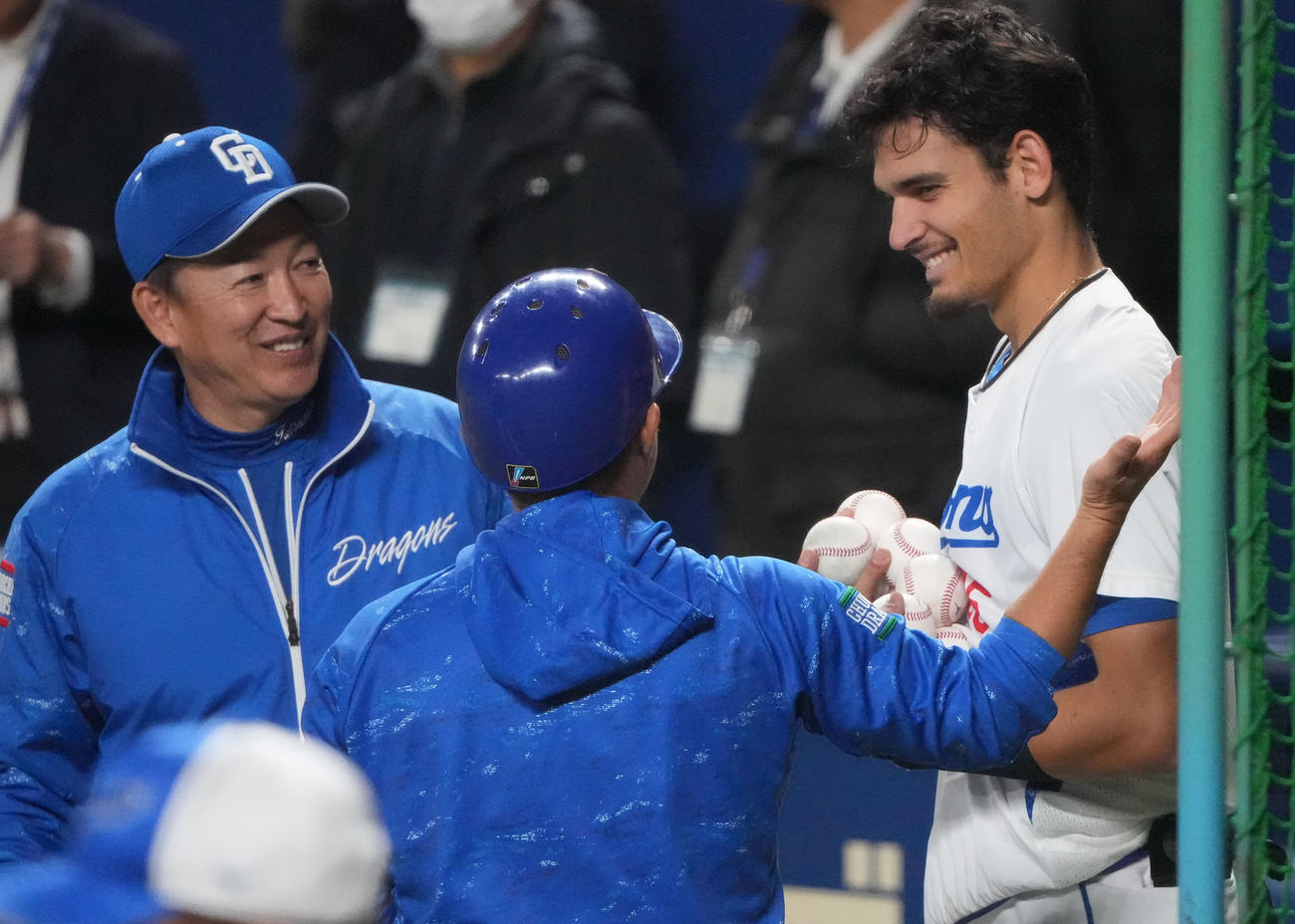 ロドリゲスと談笑する立浪監督（左）（撮影・森本幸一）