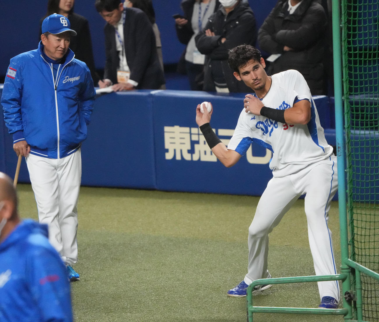 ロドリゲスにアドバイスをする立浪監督（左）（撮影・森本幸一）