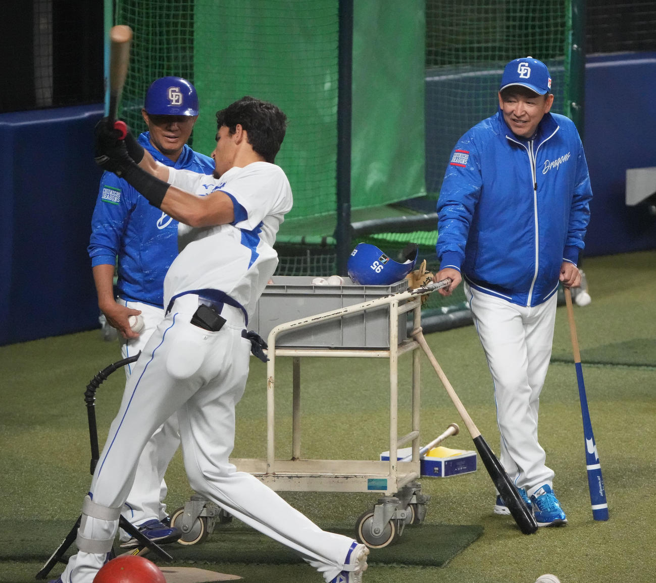 ロドリゲスの打撃練習を見つめる立浪監督（右）（撮影・森本幸一）