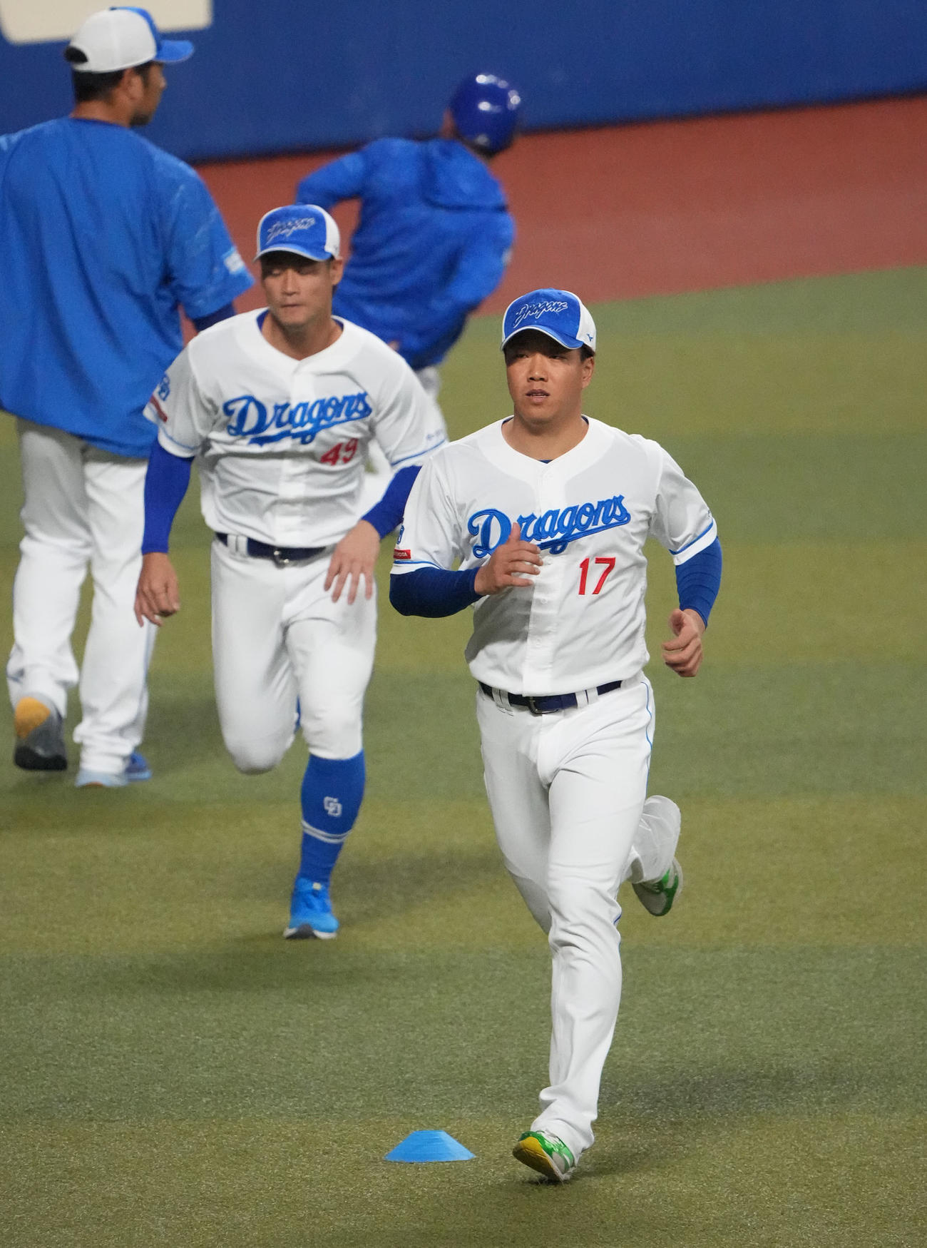 ランニングをする柳（右）（撮影・森本幸一）