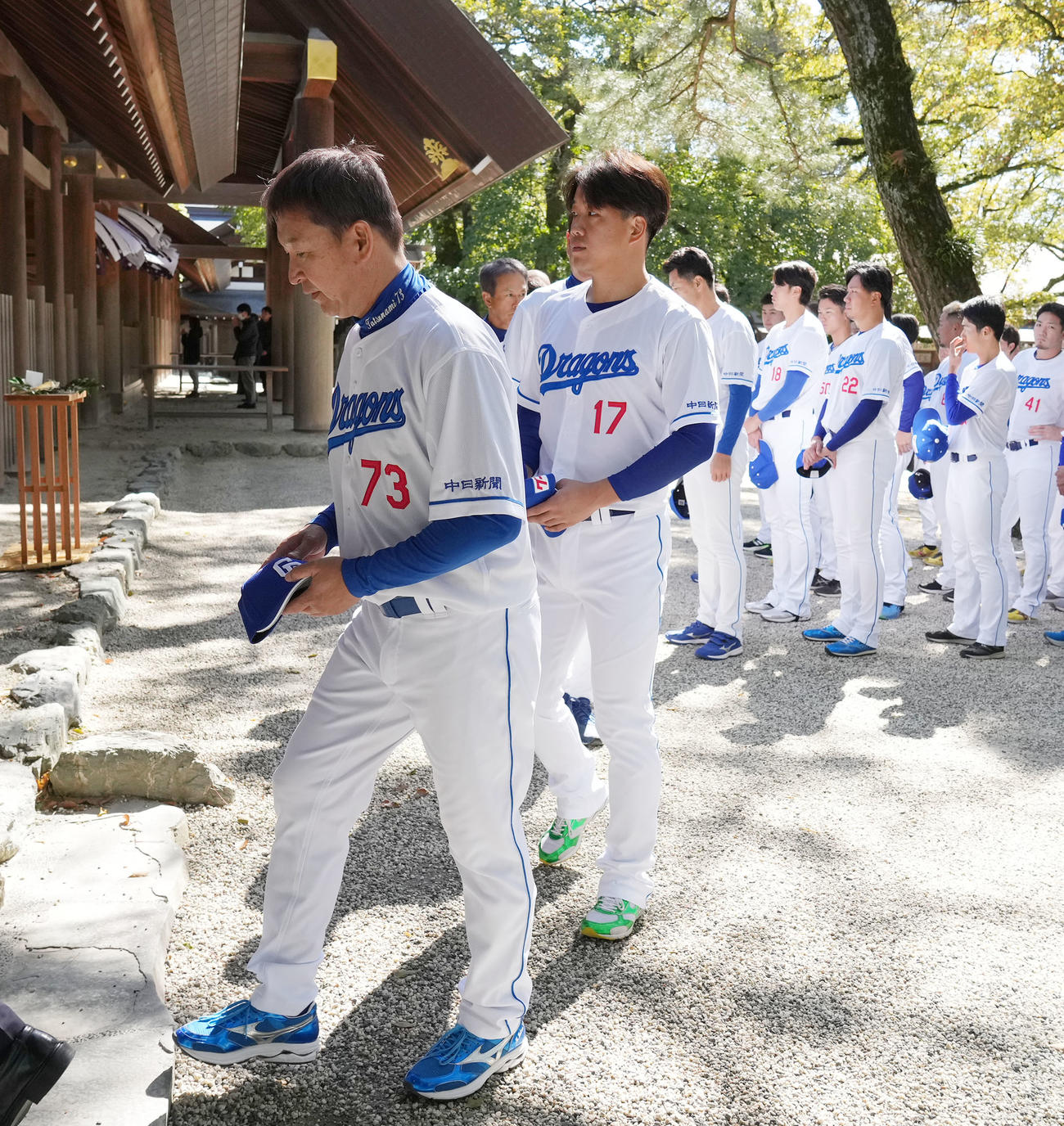 参拝に訪れた（左から）立浪和義監督、柳裕也ら中日ナイン（撮影・森本幸一）