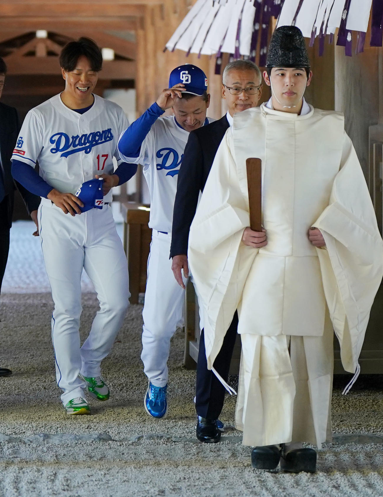 参拝に訪れ明るい表情を見せる柳（左）（撮影・森本幸一）
