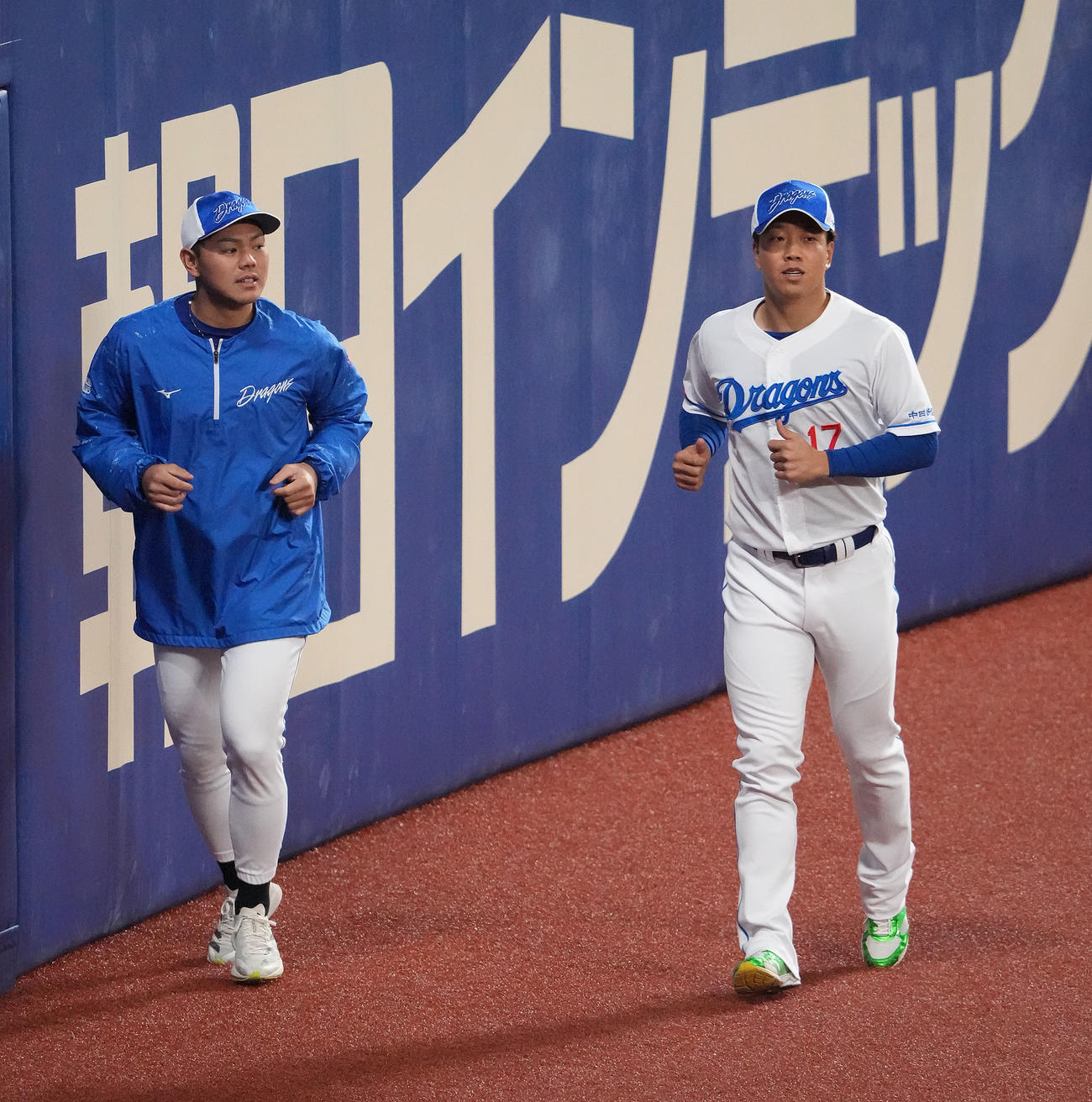 高橋周とランニングをする柳（右）（撮影・森本幸一）