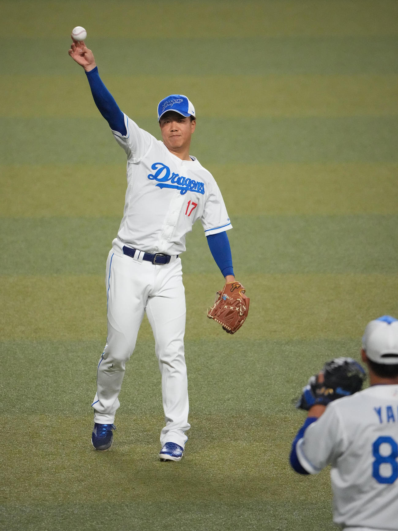 キャッチボールをする柳（左）（撮影・森本幸一）
