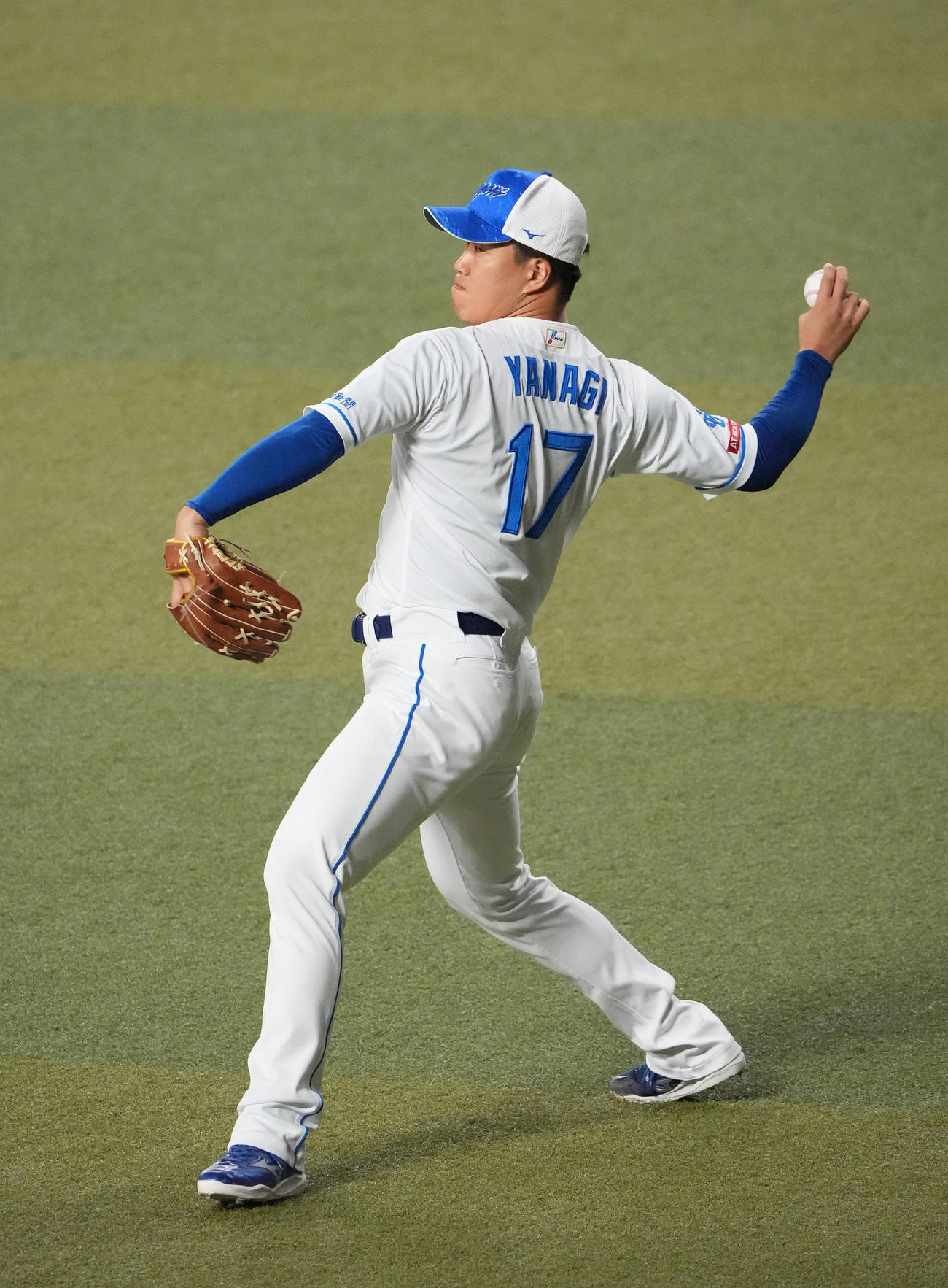 キャッチボールをする柳（撮影・森本幸一）