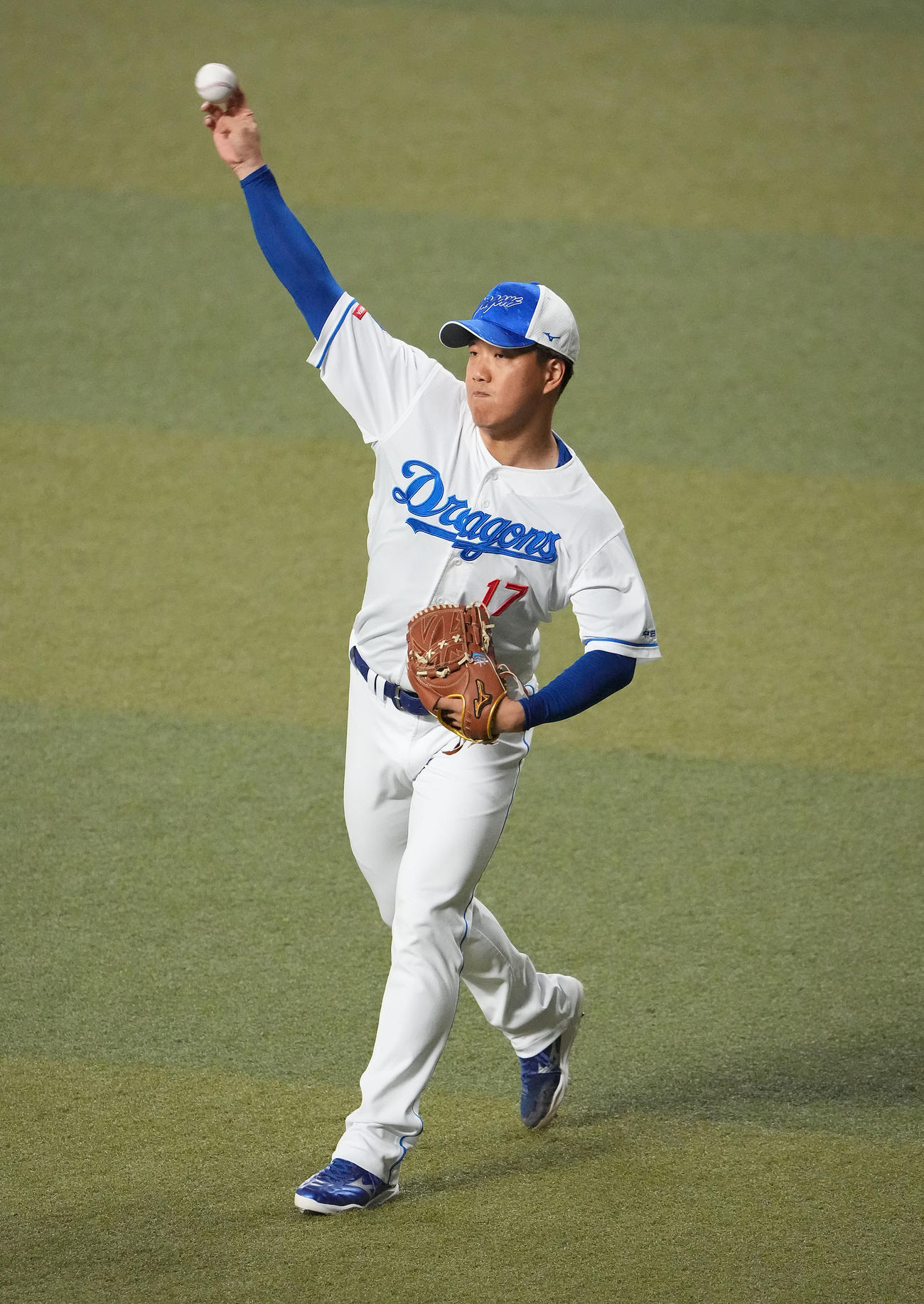 キャッチボールをする柳（撮影・森本幸一）