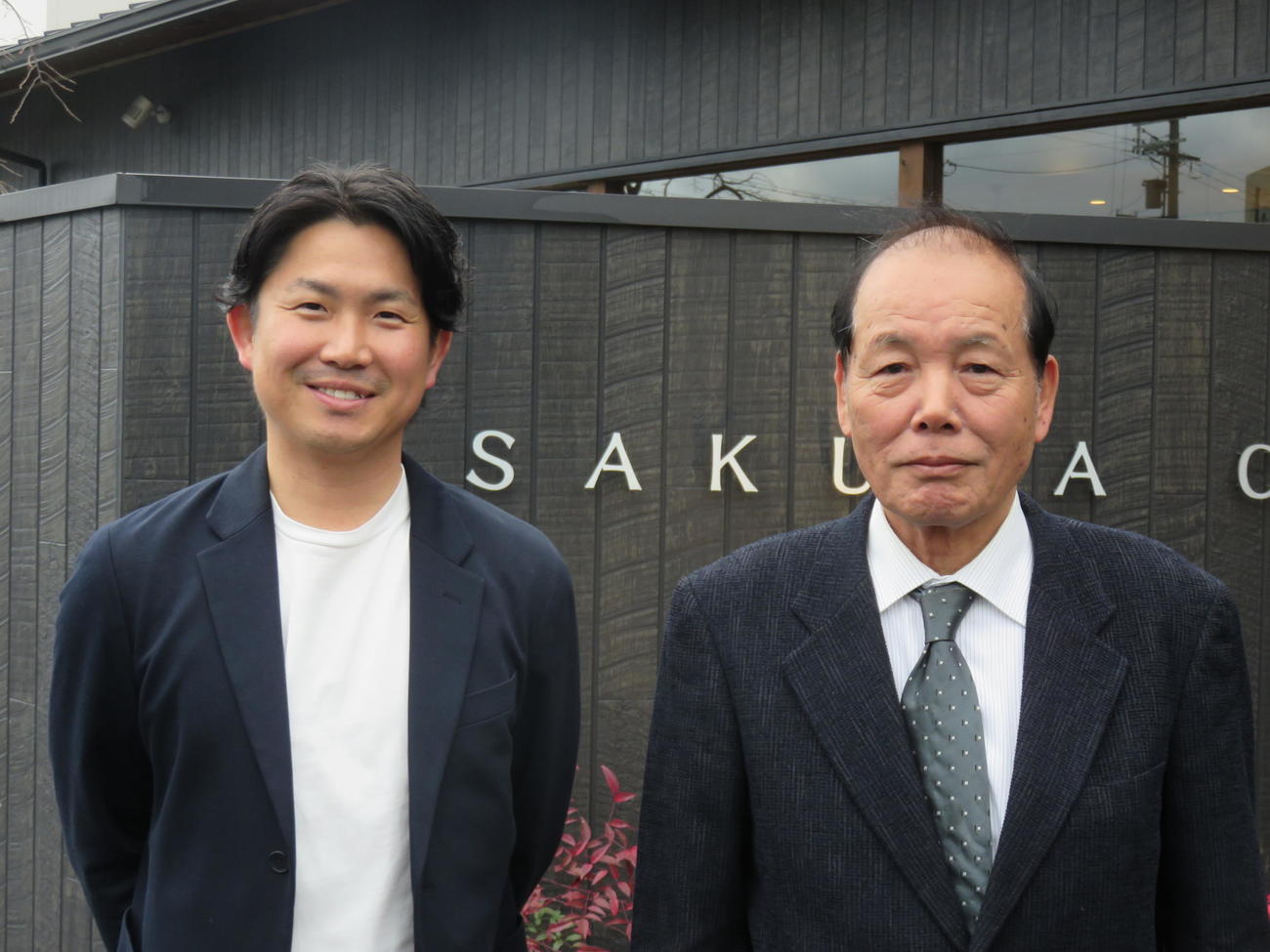 山口・松蔭高の野球部初代監督に就任する西山正志氏（右）と長男・市郎氏（撮影・寺尾博和）
