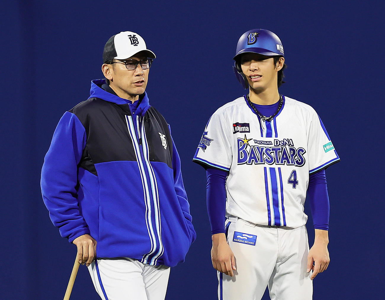 練習中、会話を交わすDeNAの三浦監督（左）と度会（撮影・足立雅史）