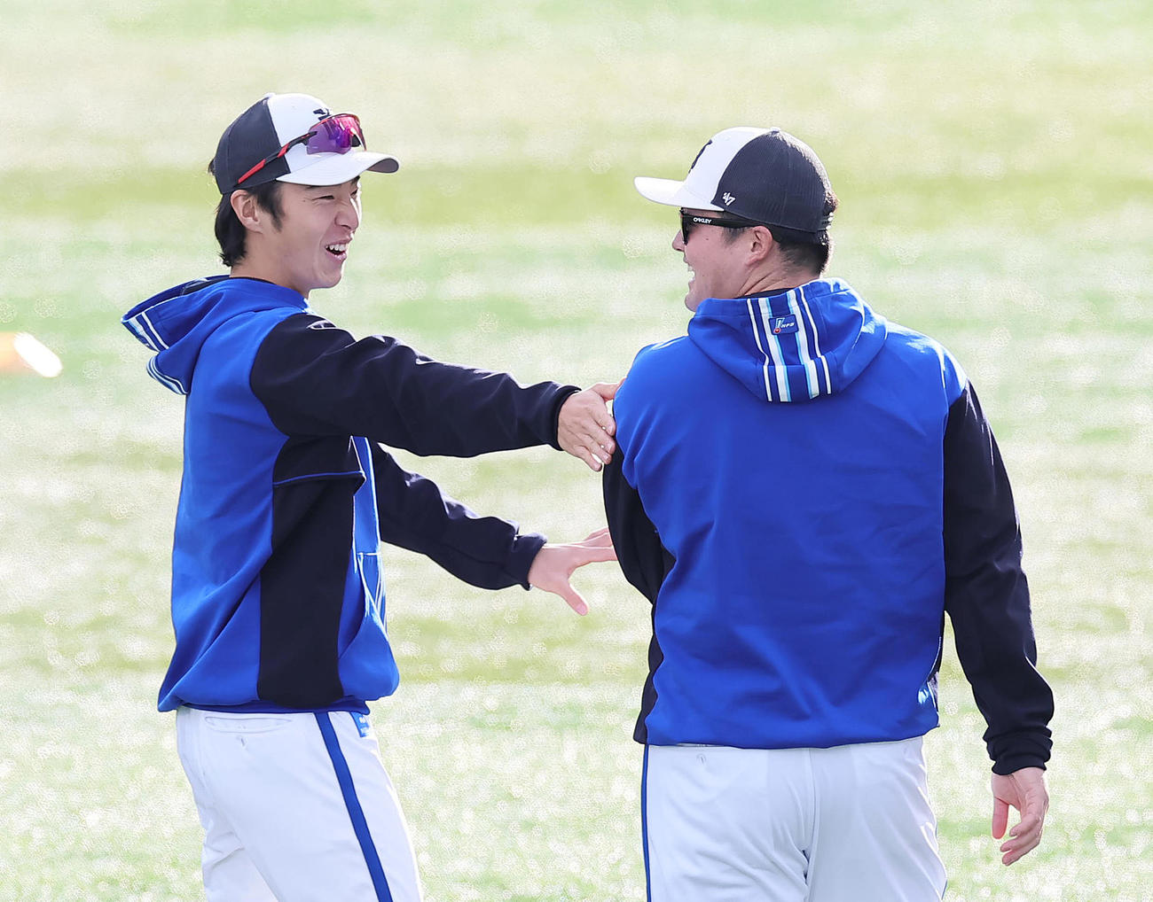 和気あいあいと練習に臨むDeNA度会（左）と牧（撮影・足立雅史）
