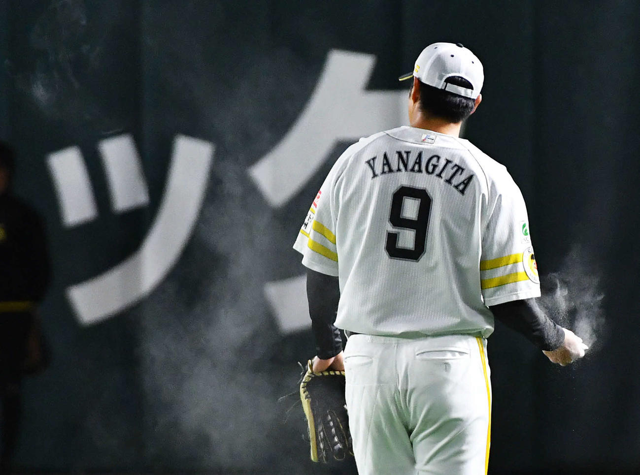 シートノックでロジンを手にする柳田（撮影・岩下翔太）