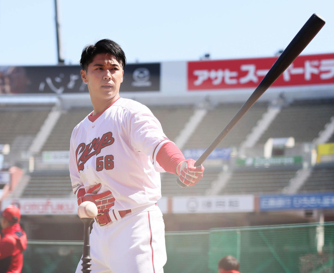 全体練習で、ティー打撃練習をする広島久保。開幕1軍が決まった（撮影・加藤孝規）