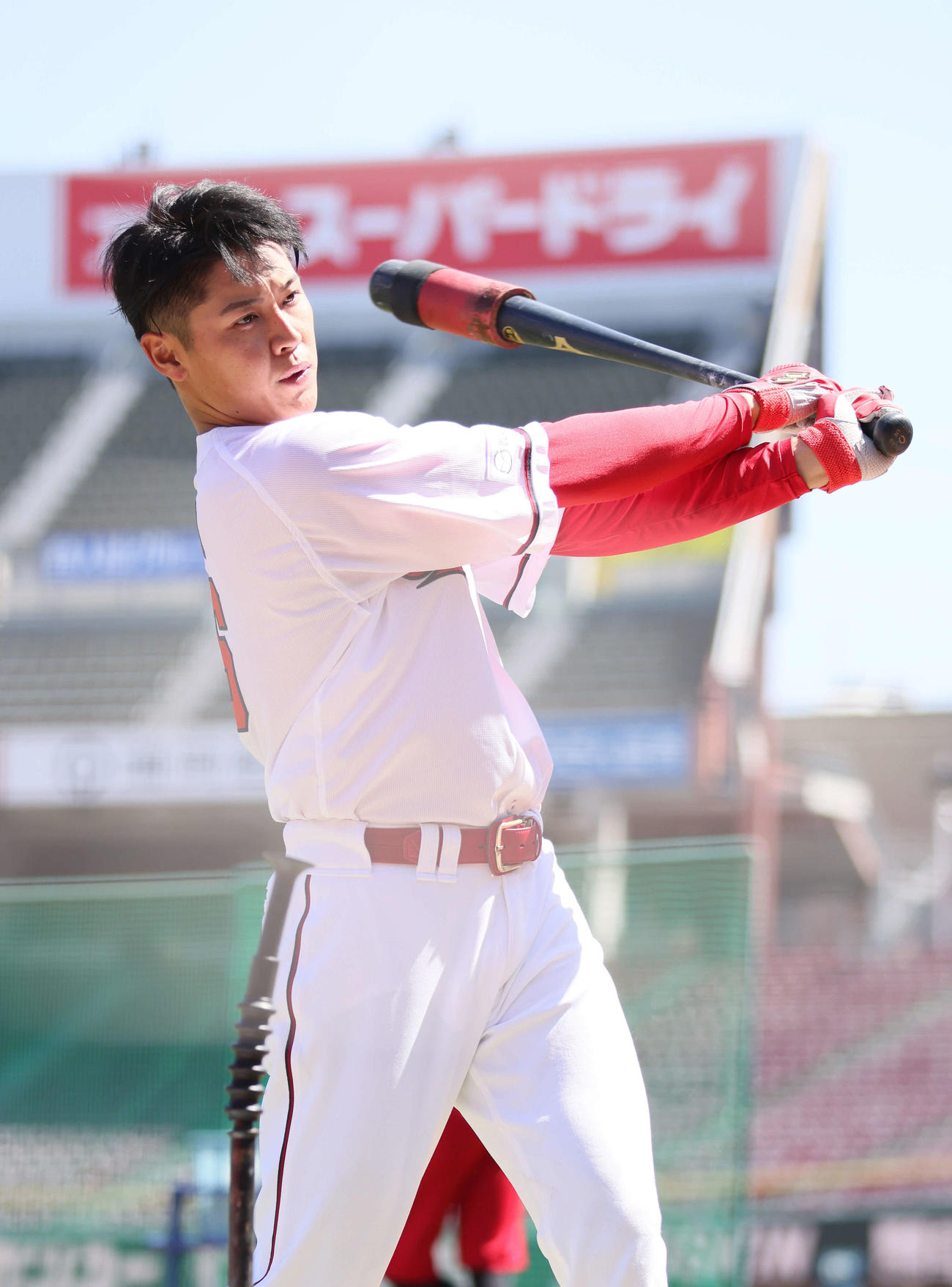 全体練習で、ティー打撃練習をする広島久保。開幕1軍が決まった（撮影・加藤孝規）