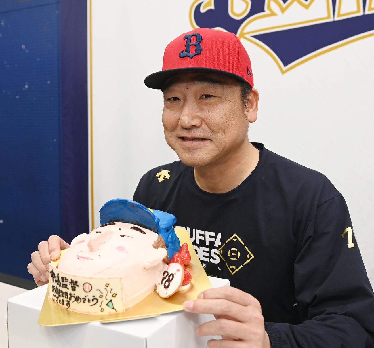 報道陣から贈られた誕生日ケーキに笑顔を見せるオリックス中嶋監督（撮影・和賀正仁）