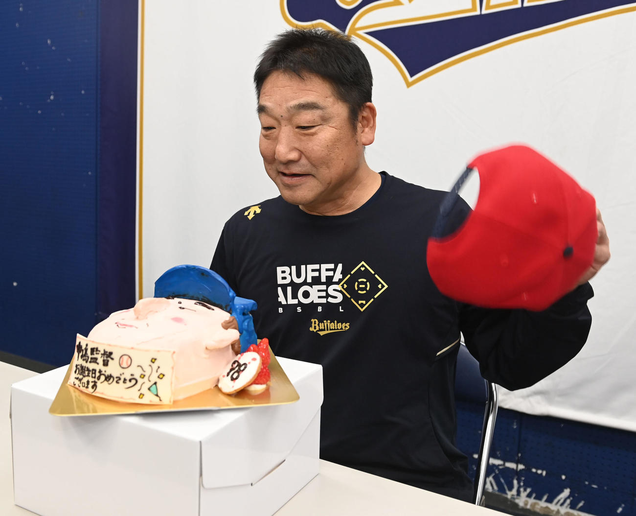 報道陣から贈られた誕生日ケーキに笑顔を見せるオリックス中嶋監督（撮影・和賀正仁）