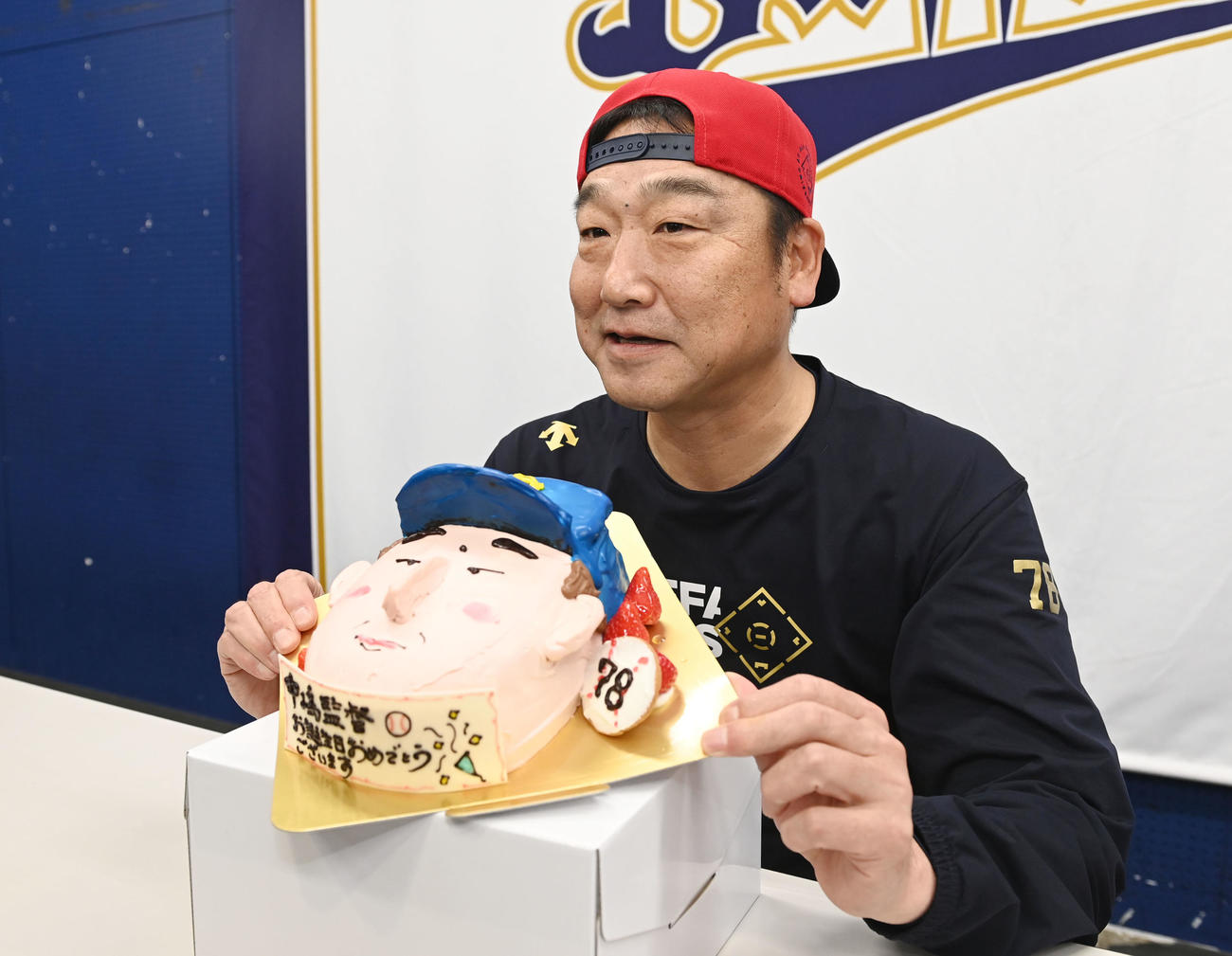 報道陣から贈られた誕生日ケーキに笑顔を見せるオリックス中嶋監督（撮影・和賀正仁）