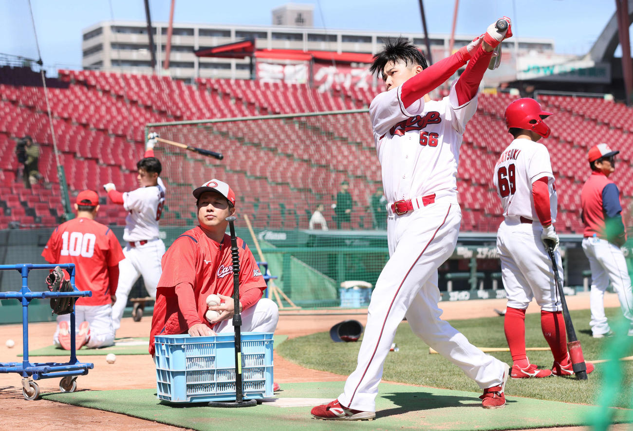 全体練習で、ティー打撃練習をする久保（右手前）と田村（左奥）。2人とも開幕1軍が決まった（撮影・加藤孝規）