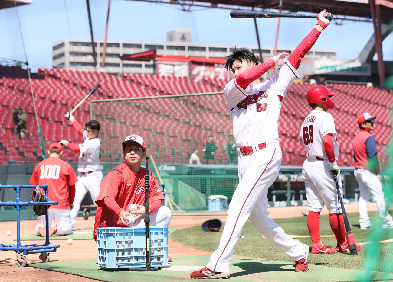 全体練習で、ティー打撃練習をする久保（右手前）と田村（左奥）。2人とも開幕1軍が決まった（撮影・加藤孝規）