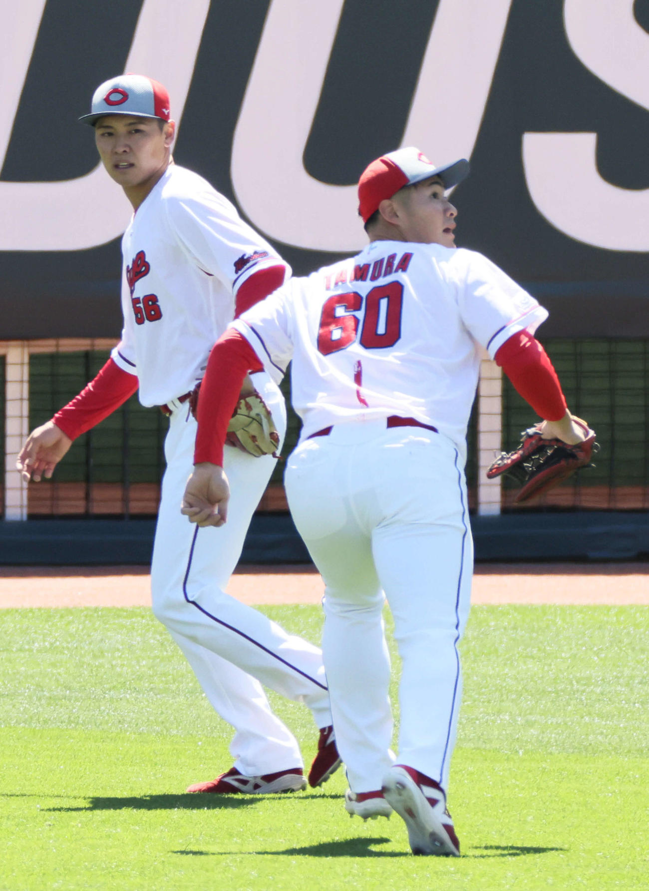 全体練習で、ライトでノックを受ける広島田村（手前）と久保。2人とも開幕1軍が決まった（撮影・加藤孝規）