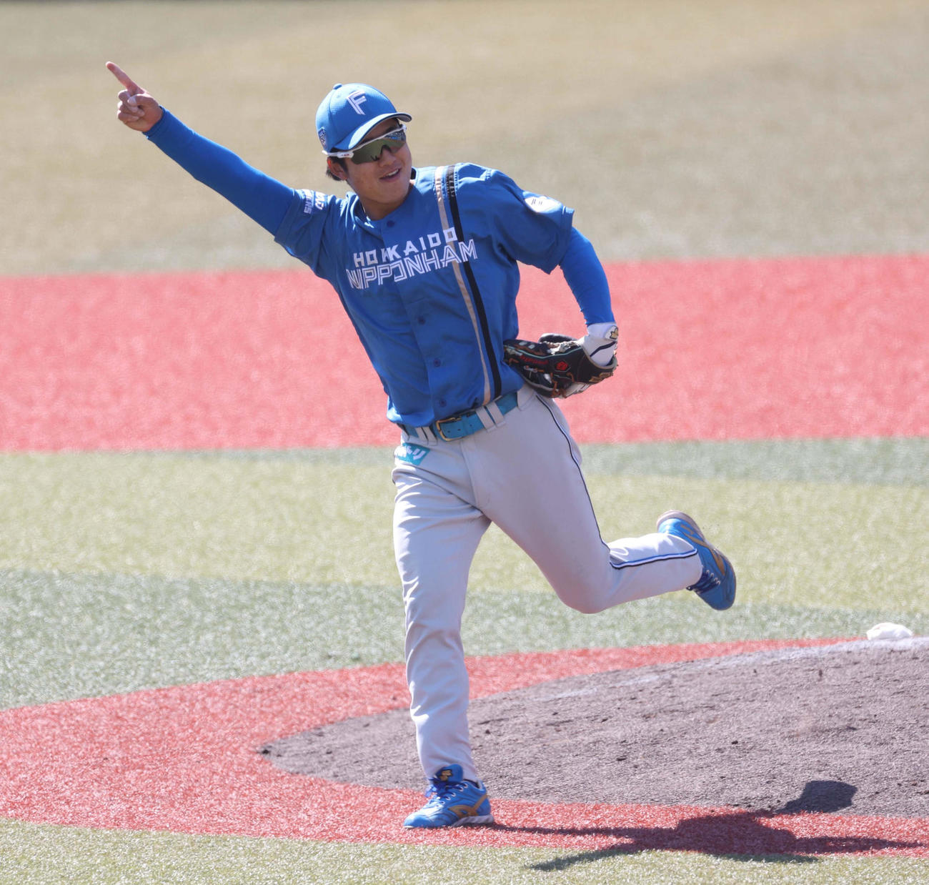 守備練習で元気に声を出す日本ハム奈良間（撮影・黒川智章）