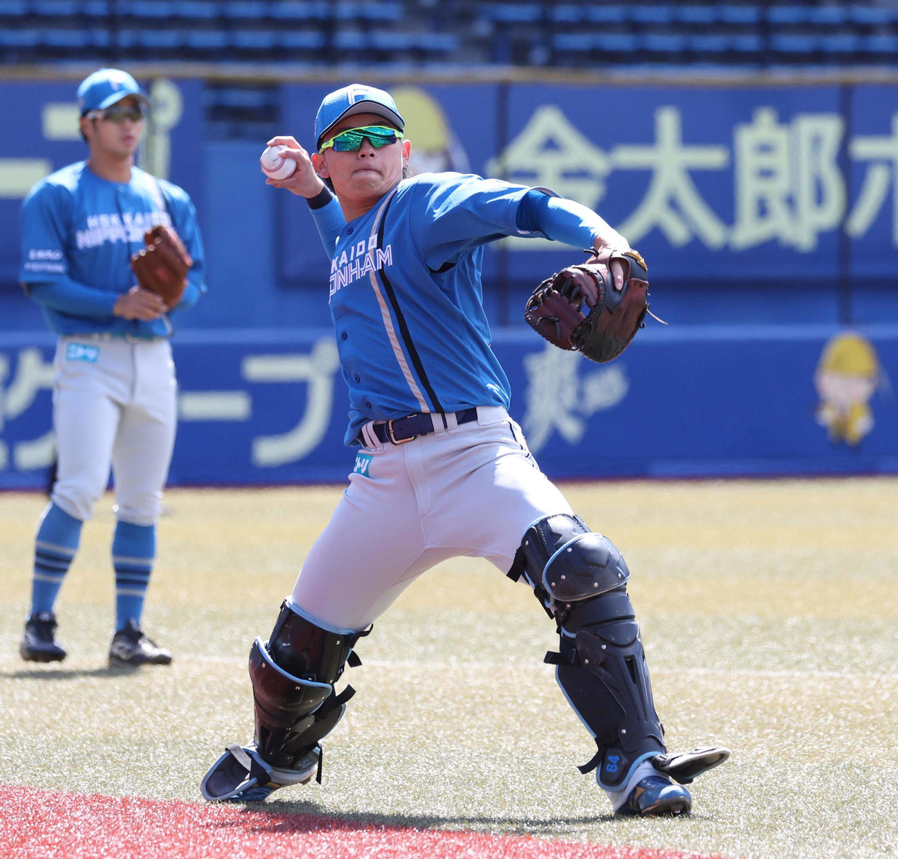 キャッチボールする日本ハム田宮（撮影・黒川智章）