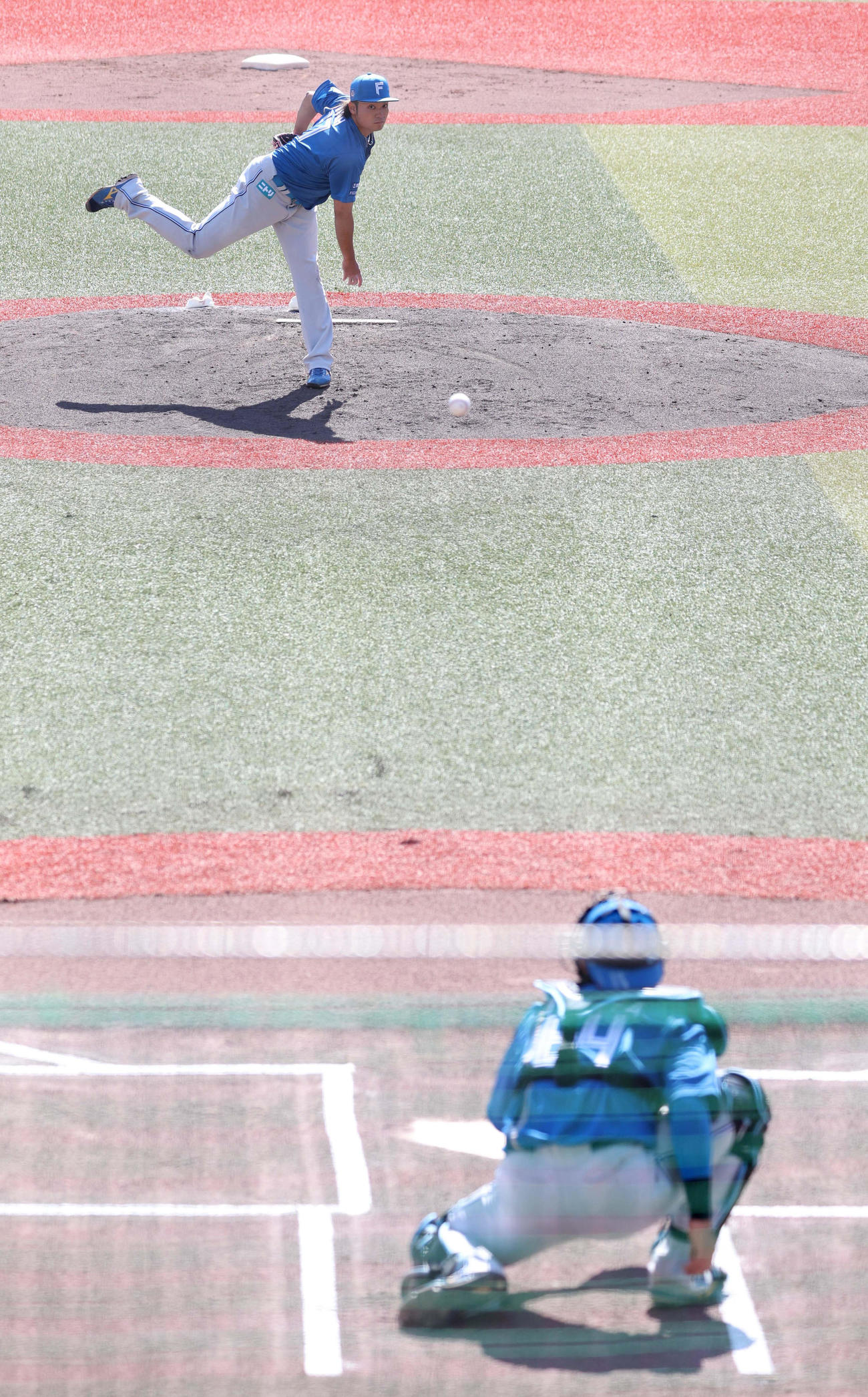 伊藤の投球で捕手を務める日本ハム田宮（撮影・黒川智章）