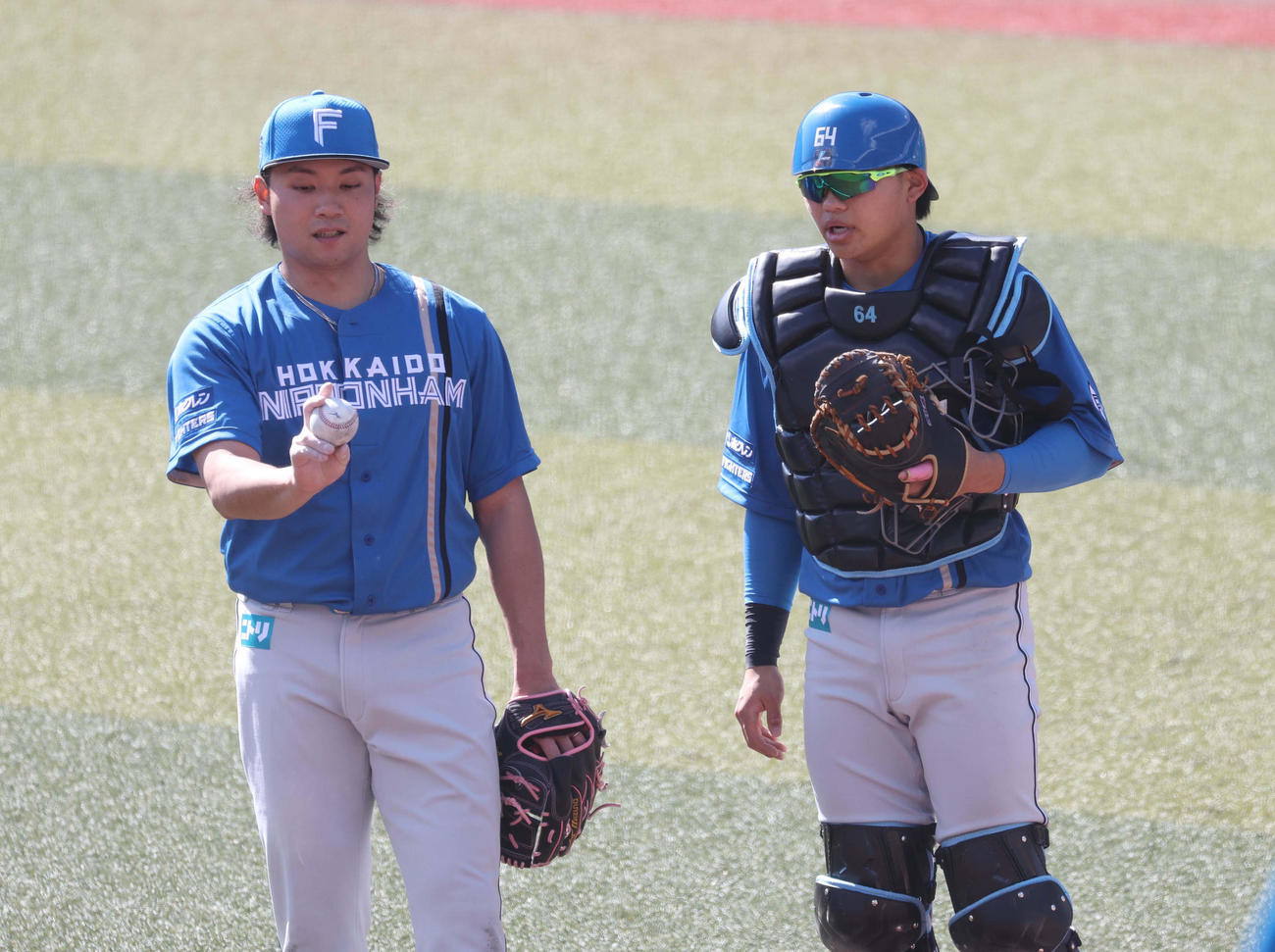 投球後、伊藤（左）と話す日本ハム田宮（撮影・黒川智章）