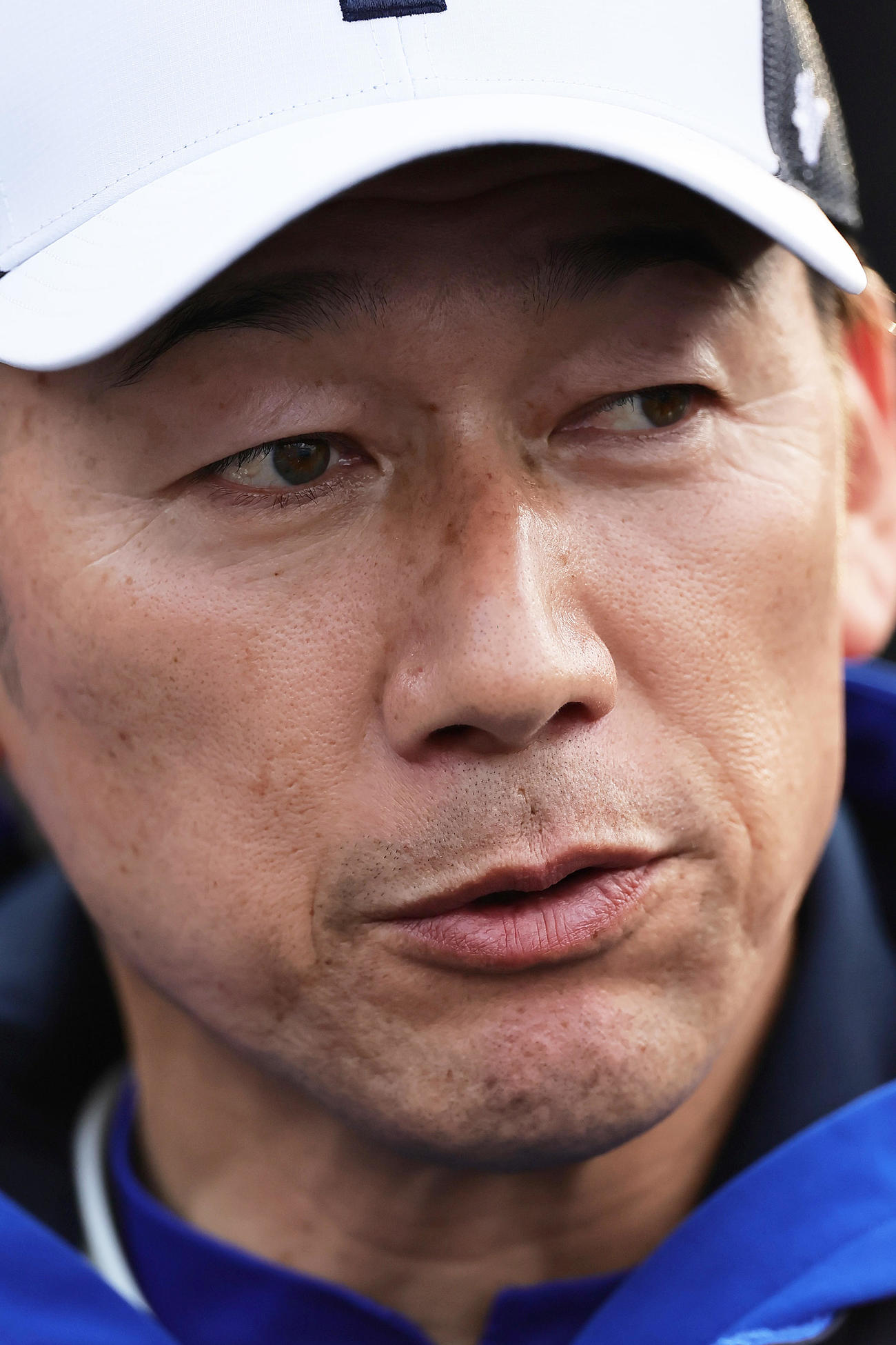 取材に応じるDeNA三浦監督（撮影・足立雅史）