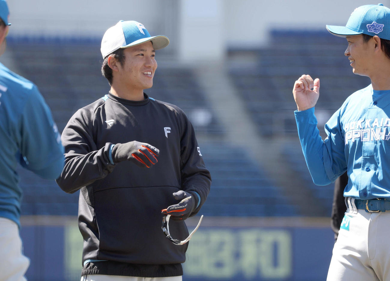 チームに合流し笑顔の日本ハム奈良間（撮影・黒川智章）