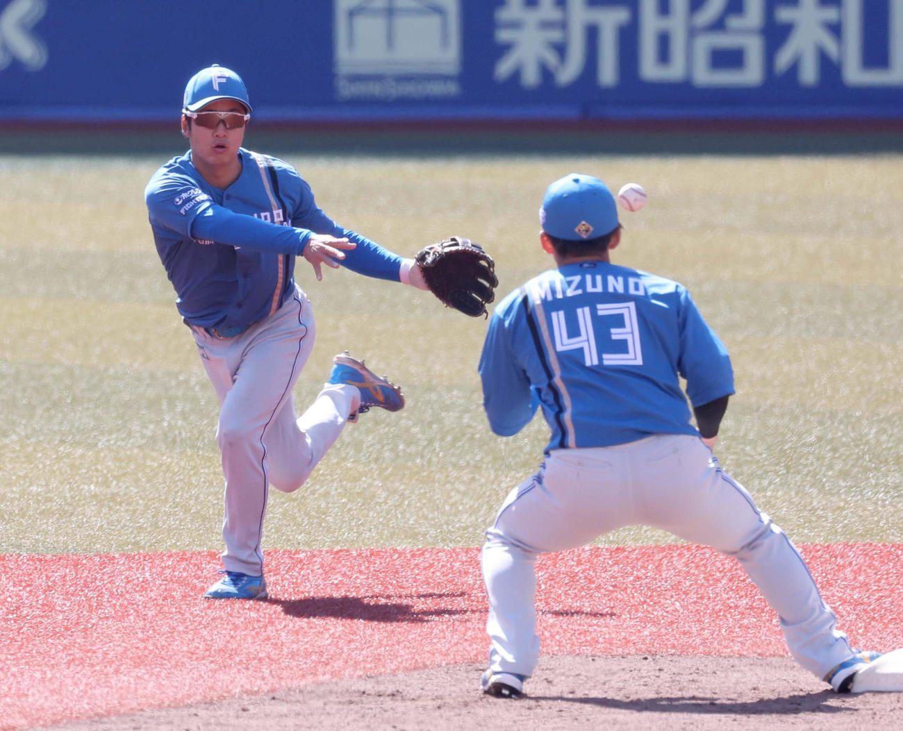 連係プレーの練習をする日本ハム奈良間（左）（撮影・黒川智章）