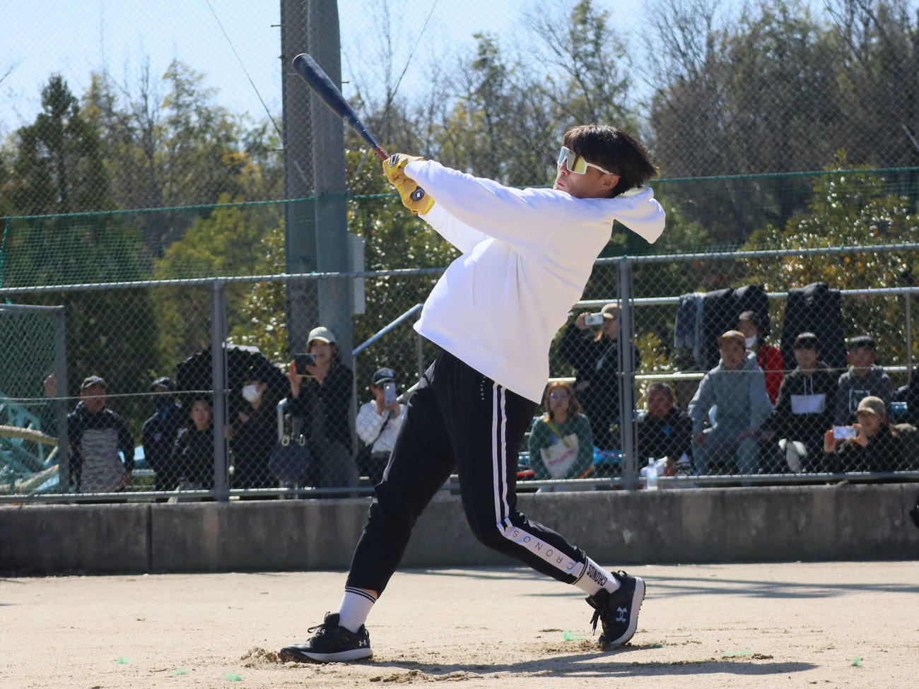 野球教室で子どもたちと対決する阪神糸井嘉男SA（撮影・村松万里子）