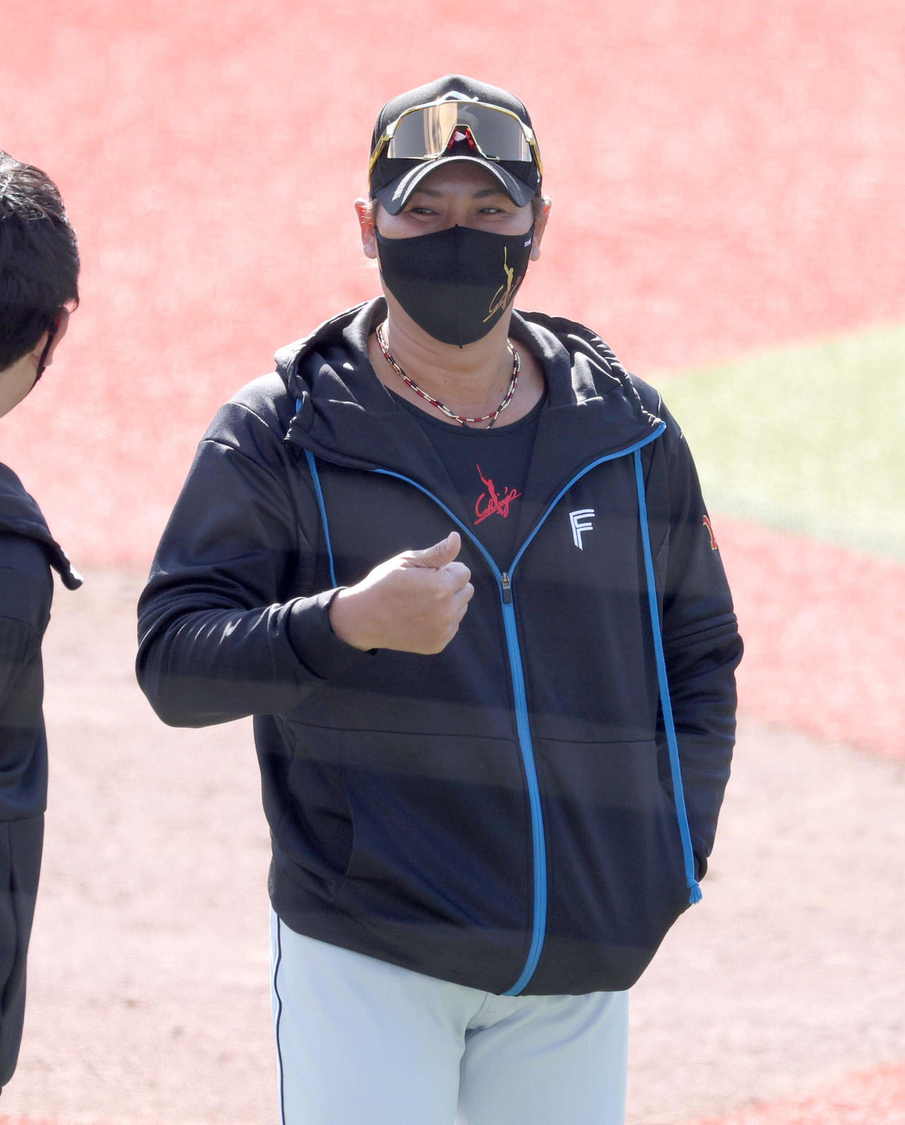 練習中、笑顔を見せる日本ハム新庄監督（撮影・黒川智章）