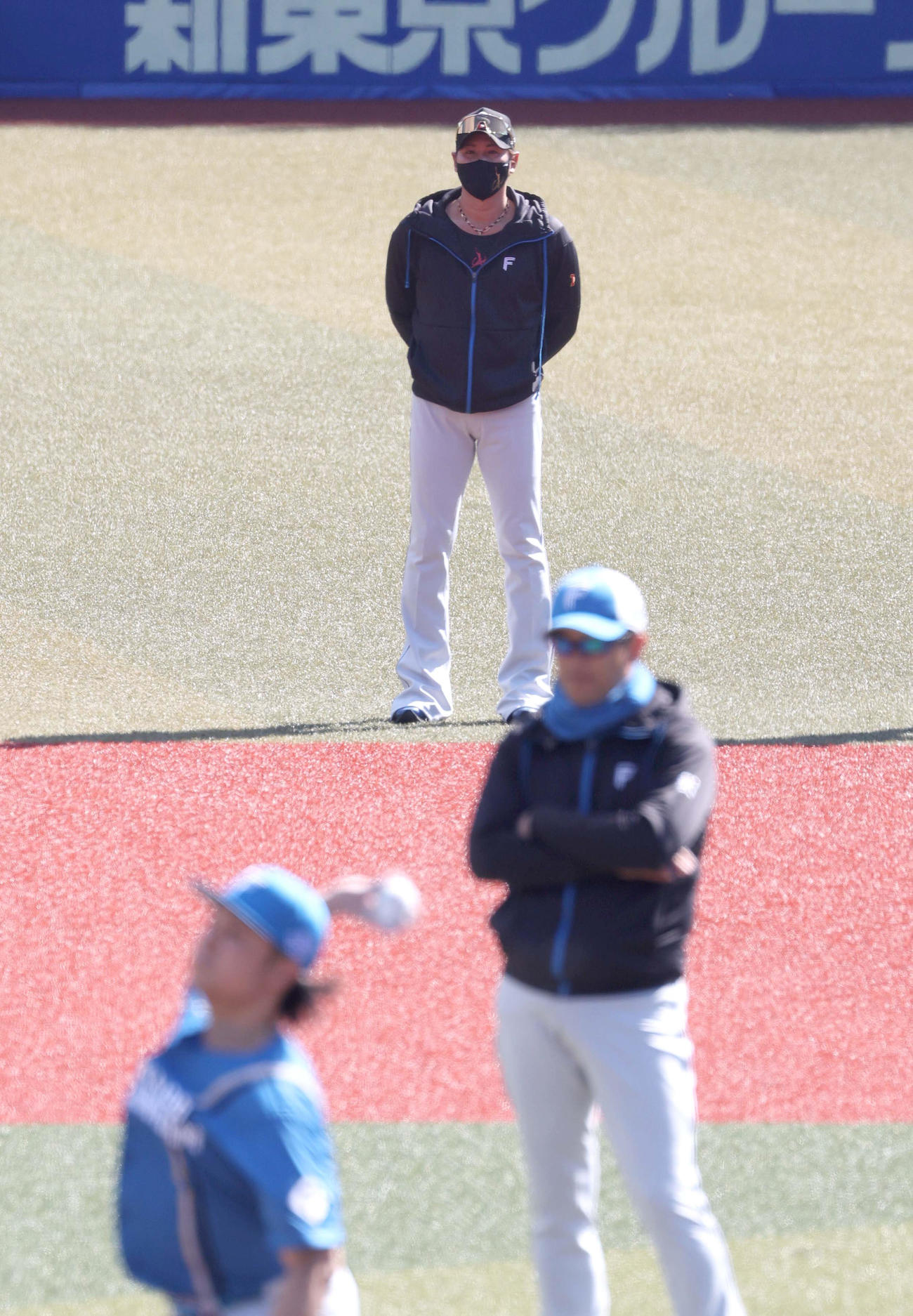 伊藤の投球を見つめる日本ハム新庄監督（撮影・黒川智章）