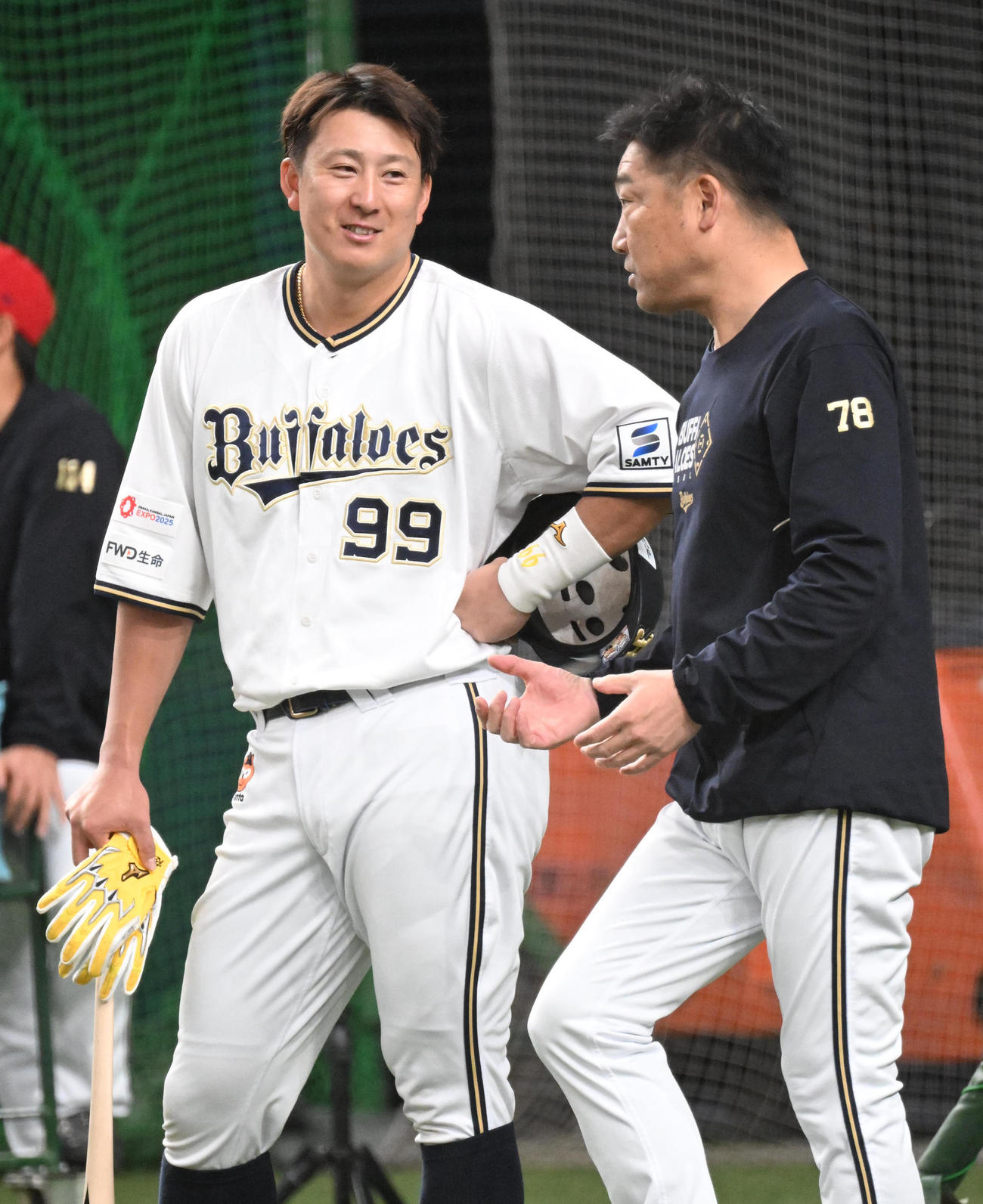 練習中、笑顔で中嶋監督（右）と話すオリックス杉本（撮影・和賀正仁）