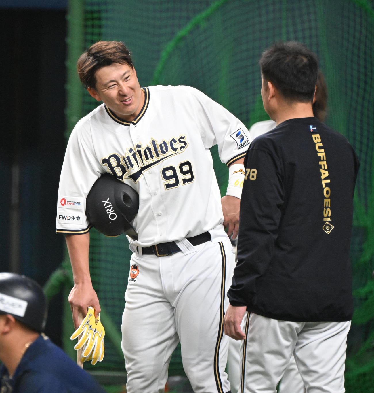 練習中、笑顔で中嶋監督（右）と話すオリックス杉本（撮影・和賀正仁）