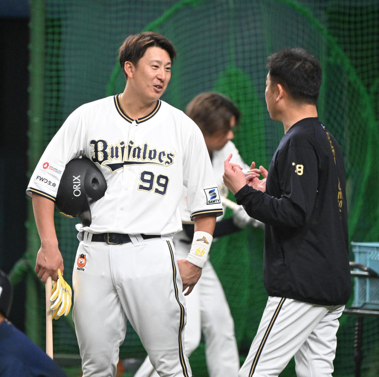 練習中、笑顔で中嶋監督（右）と話すオリックス杉本（撮影・和賀正仁）