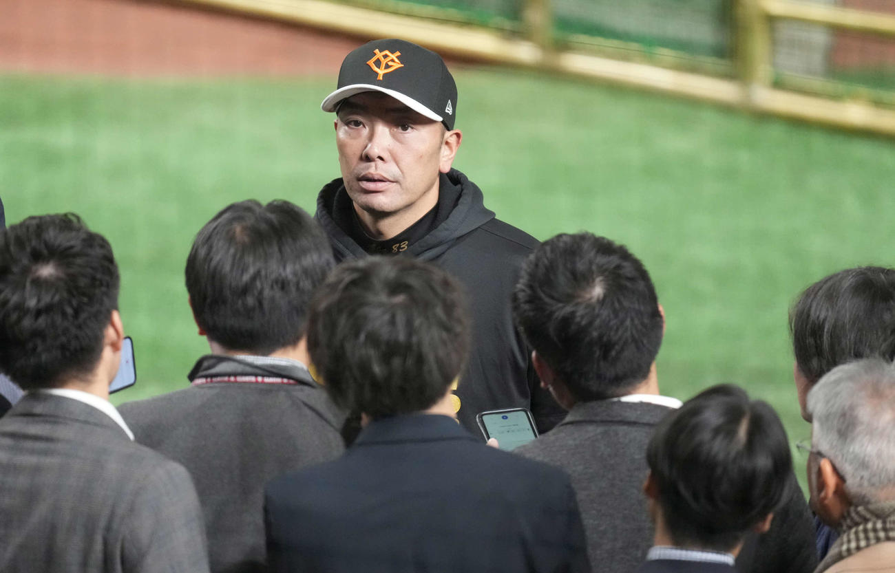 練習後に報道陣の囲み取材に応じる巨人阿部監督（撮影・小沢裕）