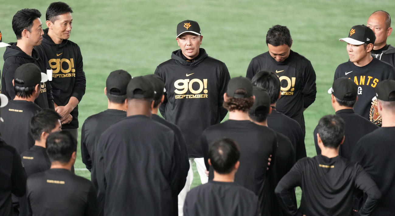 練習開始前の円陣でナインの前に立つ巨人阿部監督（撮影・小沢裕）