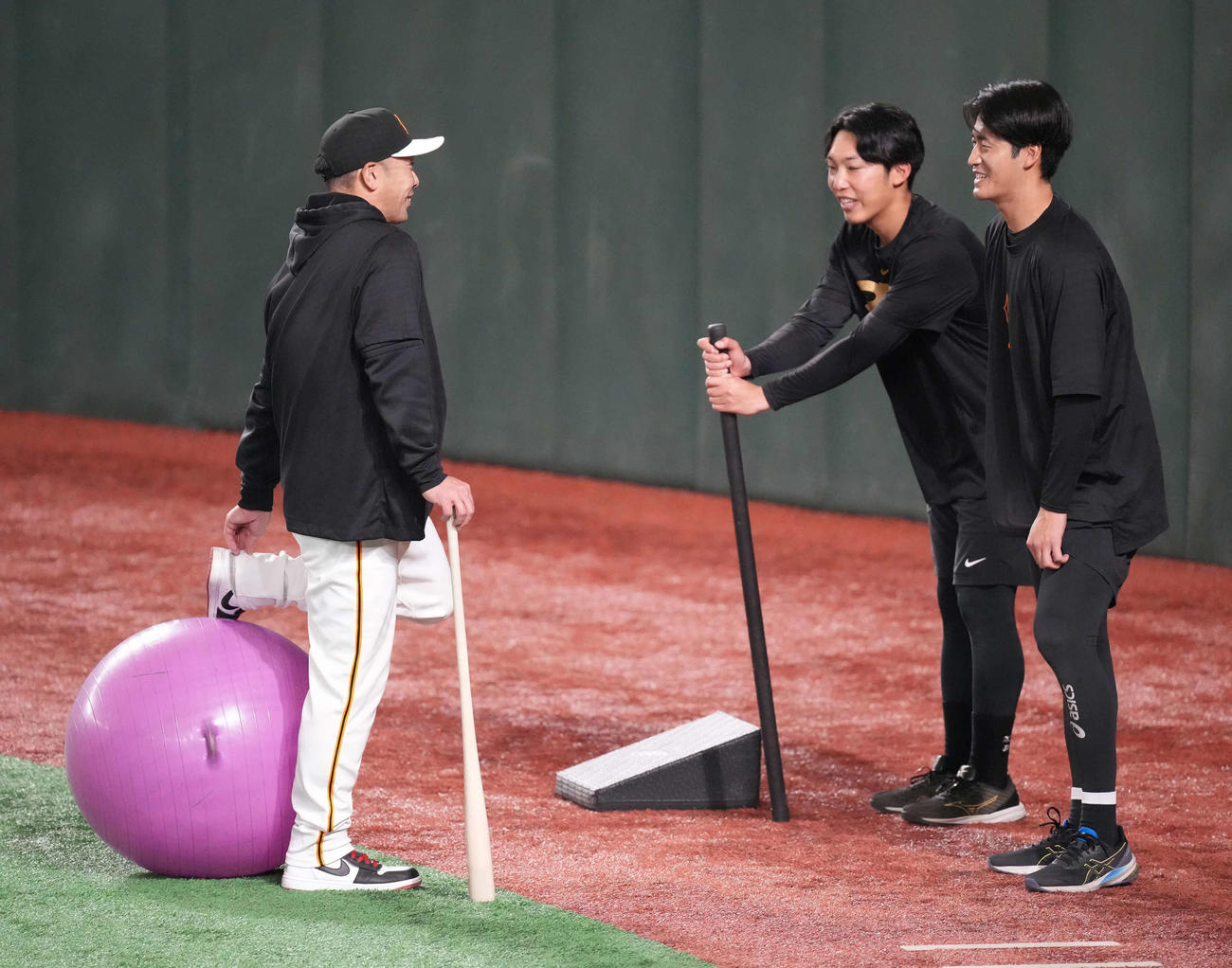 練習中の西舘（右）らに声を掛ける巨人阿部監督（撮影・小沢裕）