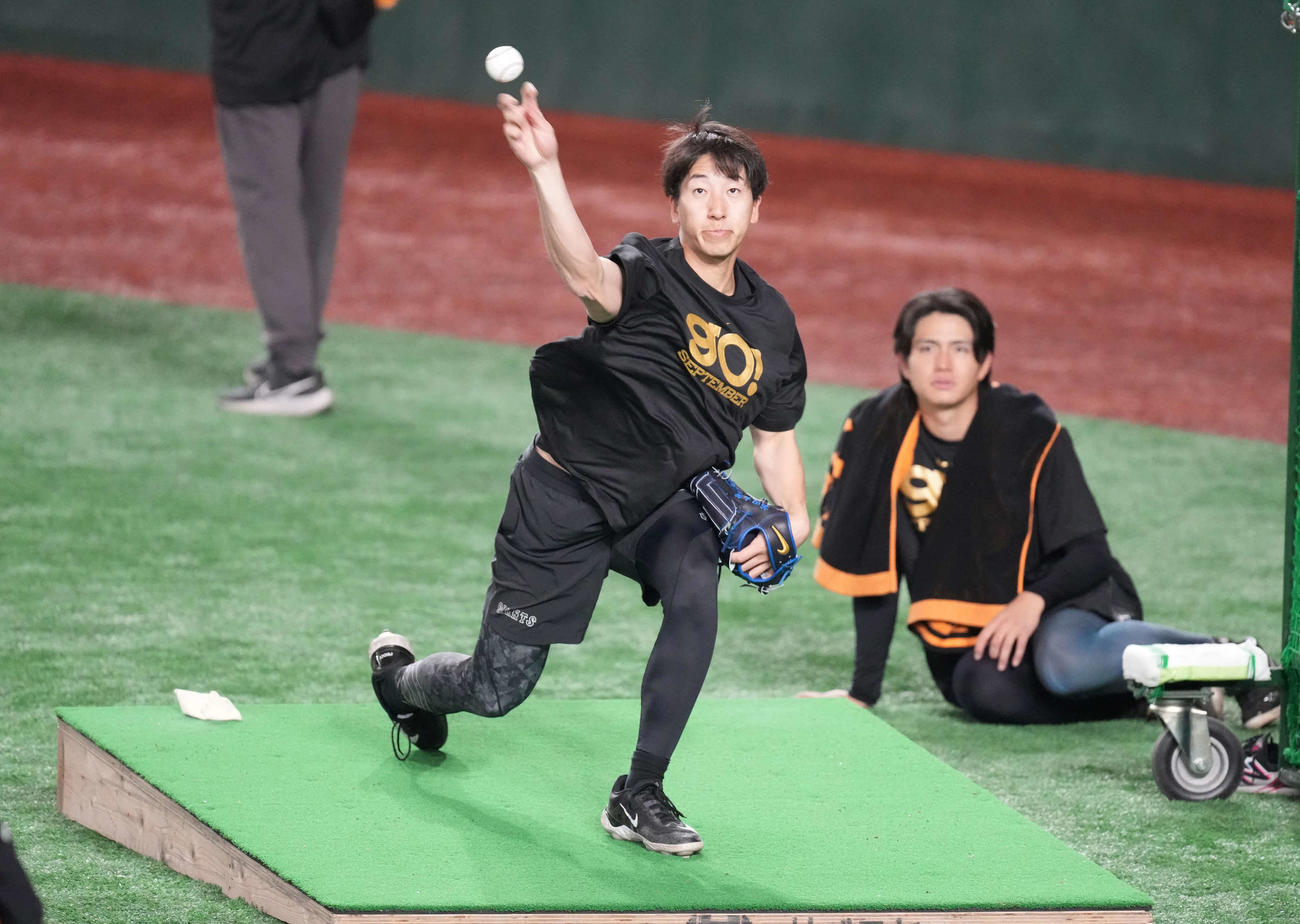 傾斜のあるボードの上で投球練習する巨人大勢。右は高橋礼（撮影・小沢裕）