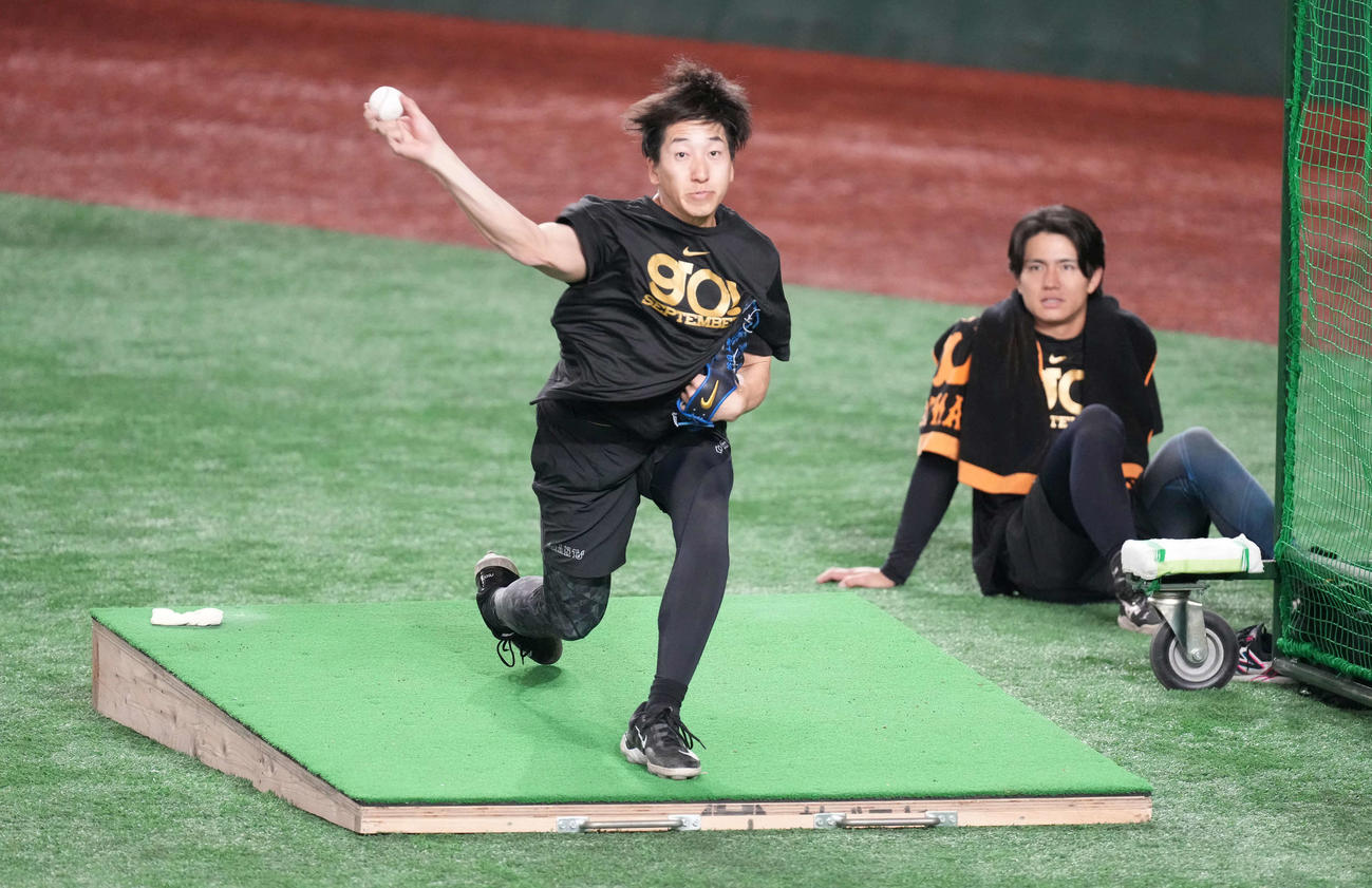 傾斜のあるボードの上で投球練習する巨人大勢。右は高橋礼（撮影・小沢裕）
