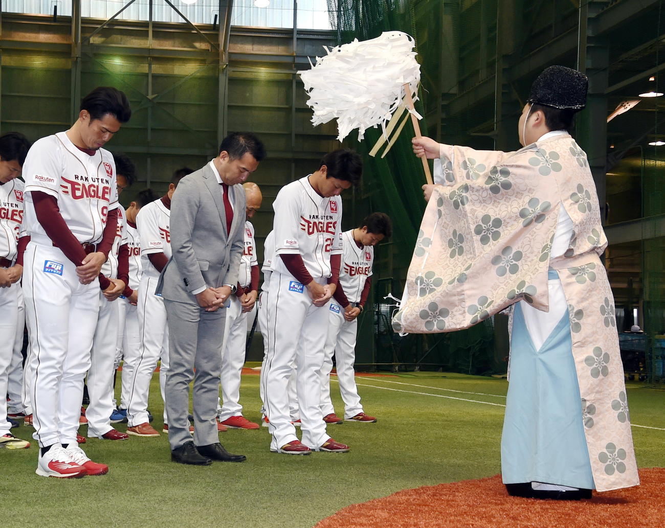 必勝祈願でおはらいを受ける左から楽天今江監督、森井社長、田中和（撮影・山田愛斗）
